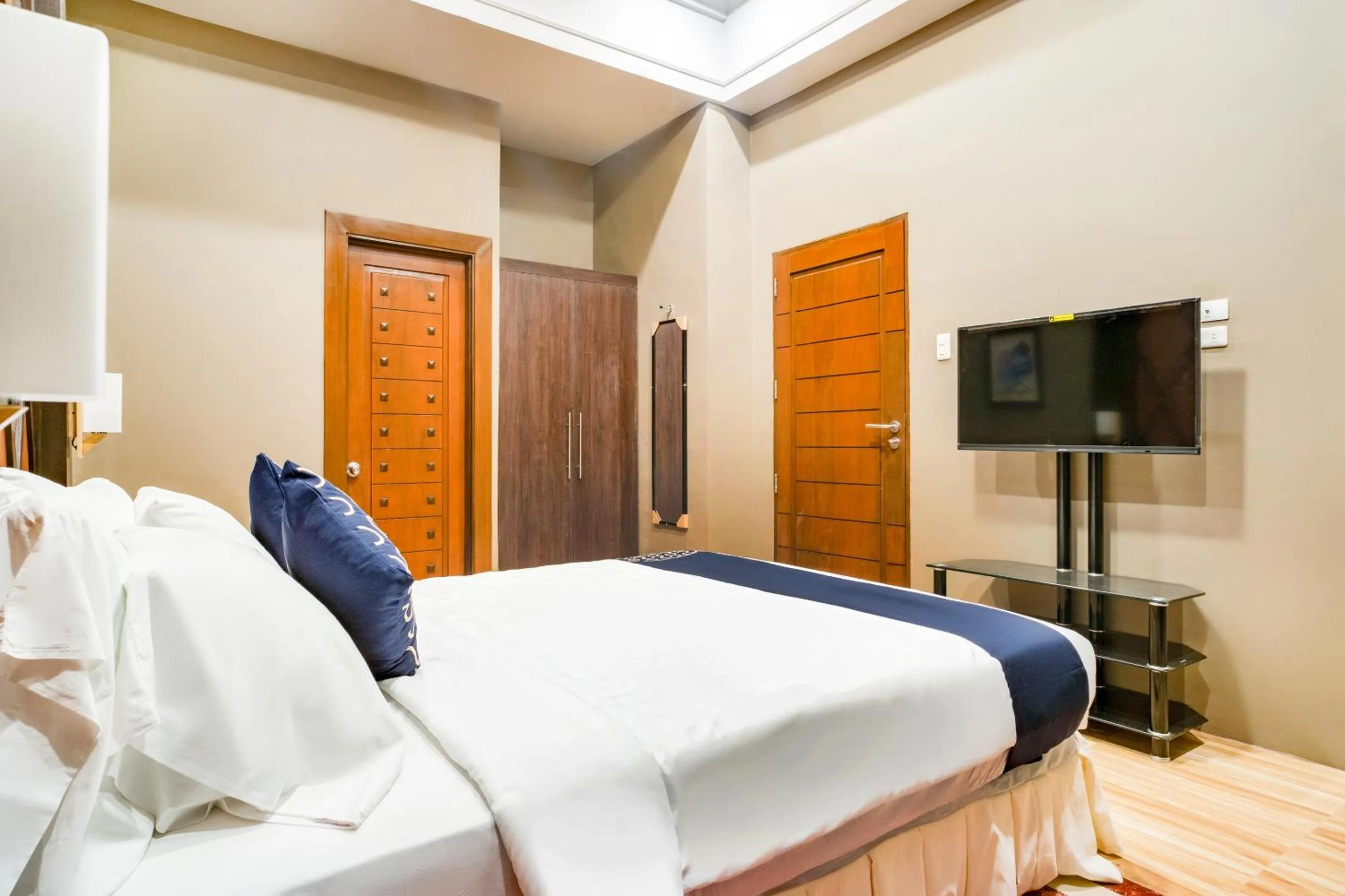 Bedroom, Bed in Capital O 460 World Palace Hotel