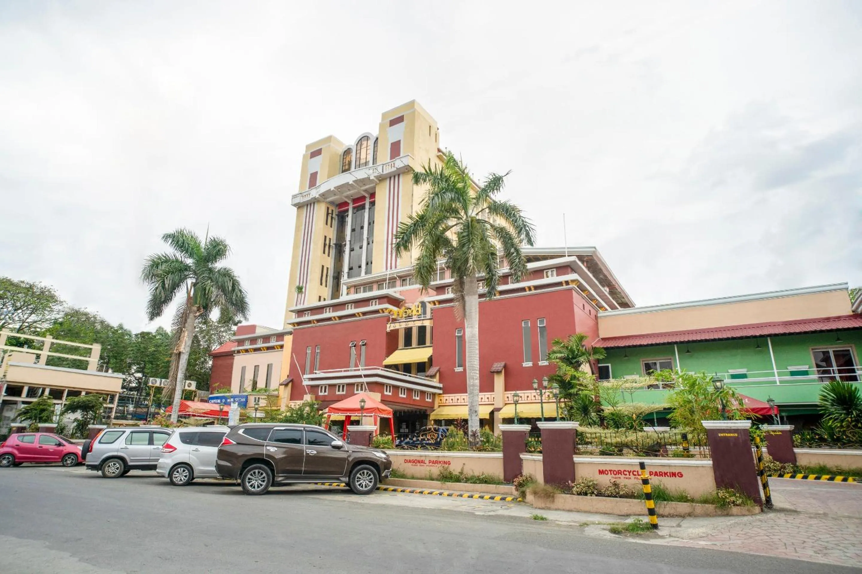 Facade/entrance in Capital O 460 World Palace Hotel