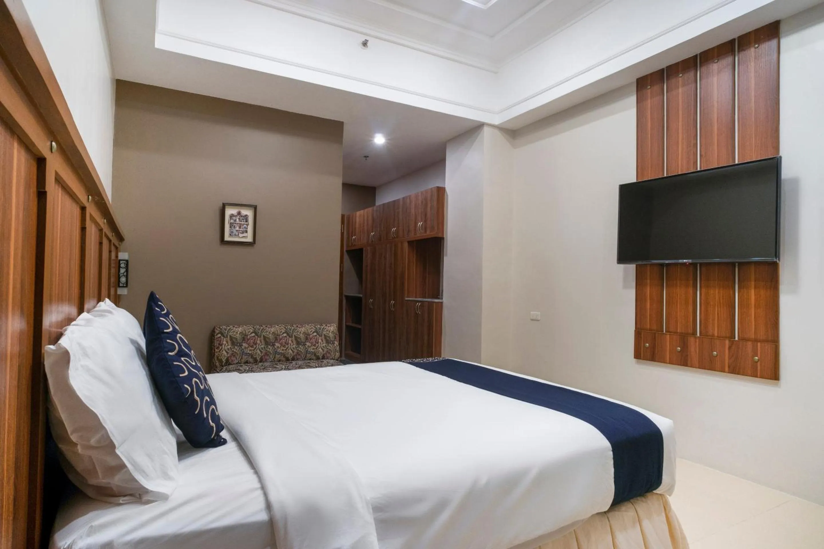 Bedroom, Bed in Capital O 460 World Palace Hotel