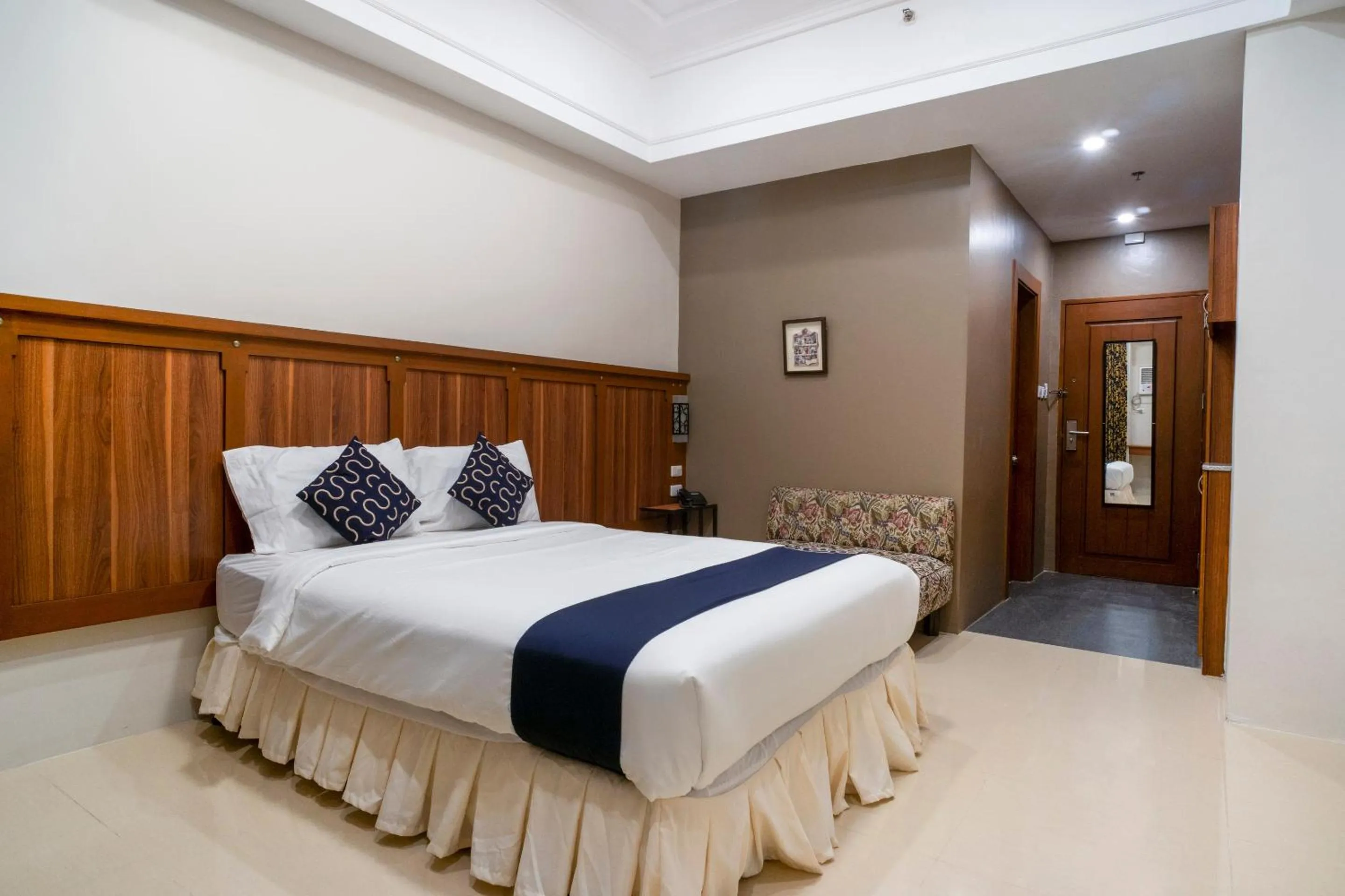 Bedroom, Bed in Capital O 460 World Palace Hotel