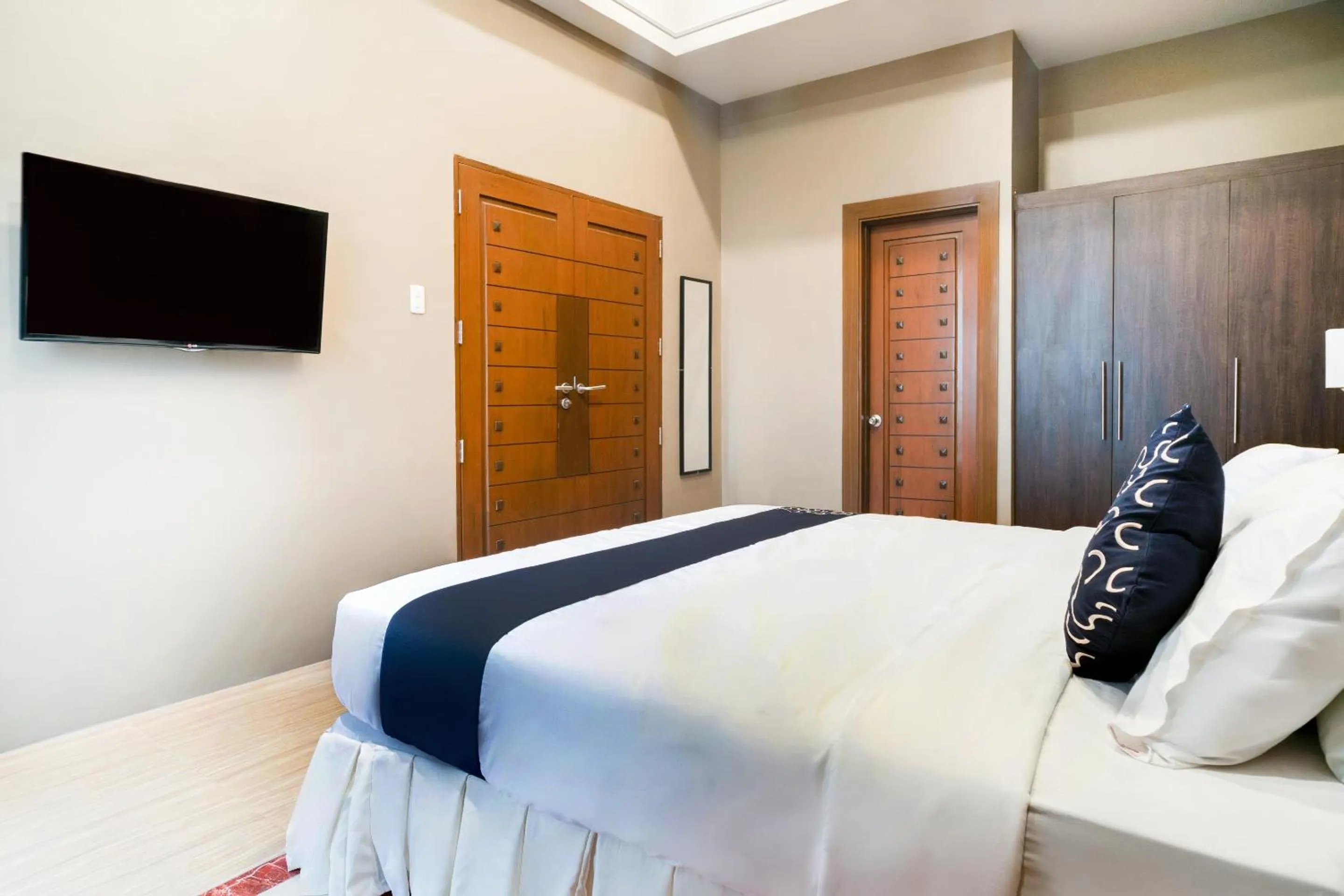 Bedroom, Bed in Capital O 460 World Palace Hotel