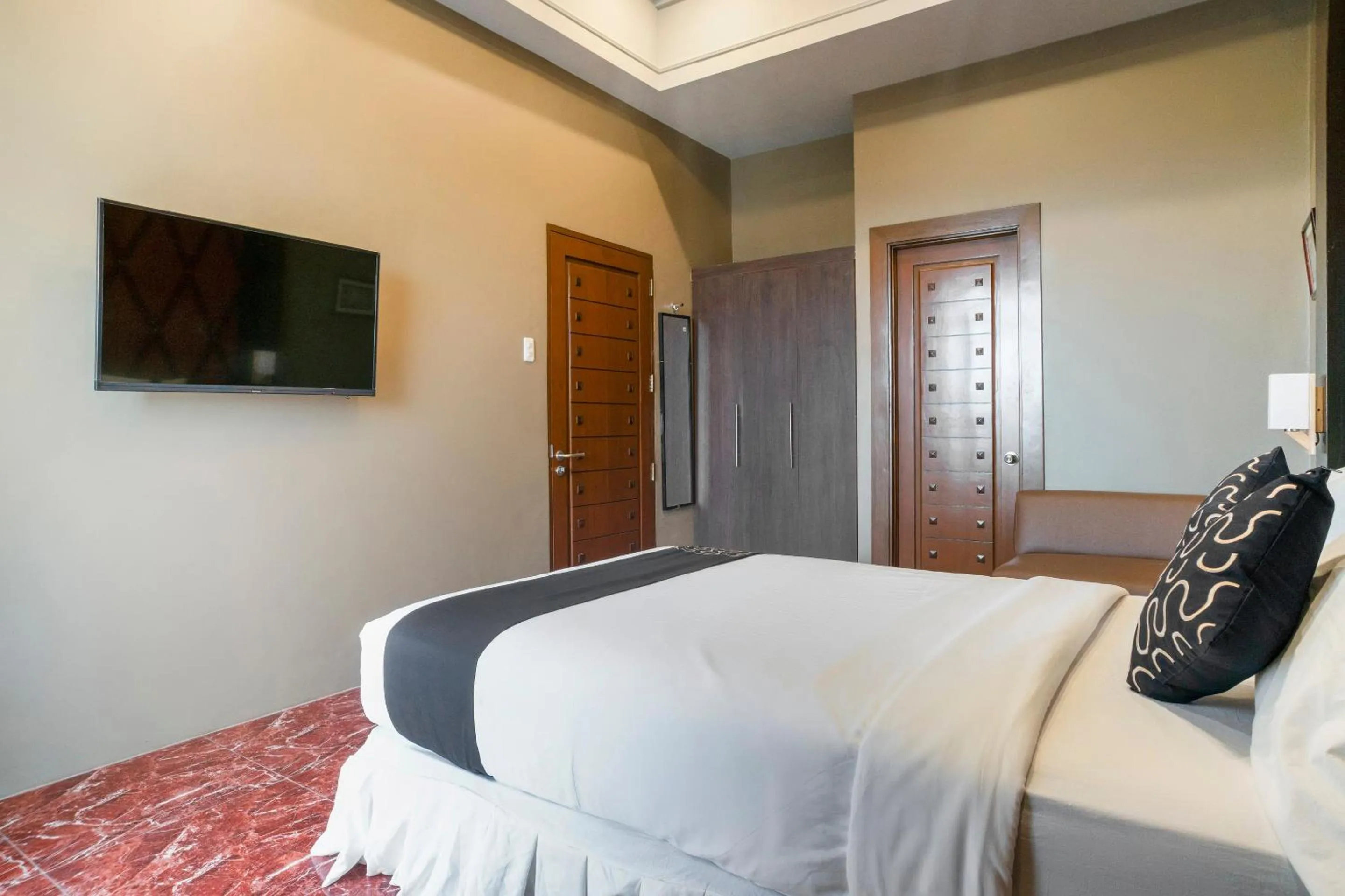 Bedroom, Bed in Capital O 460 World Palace Hotel