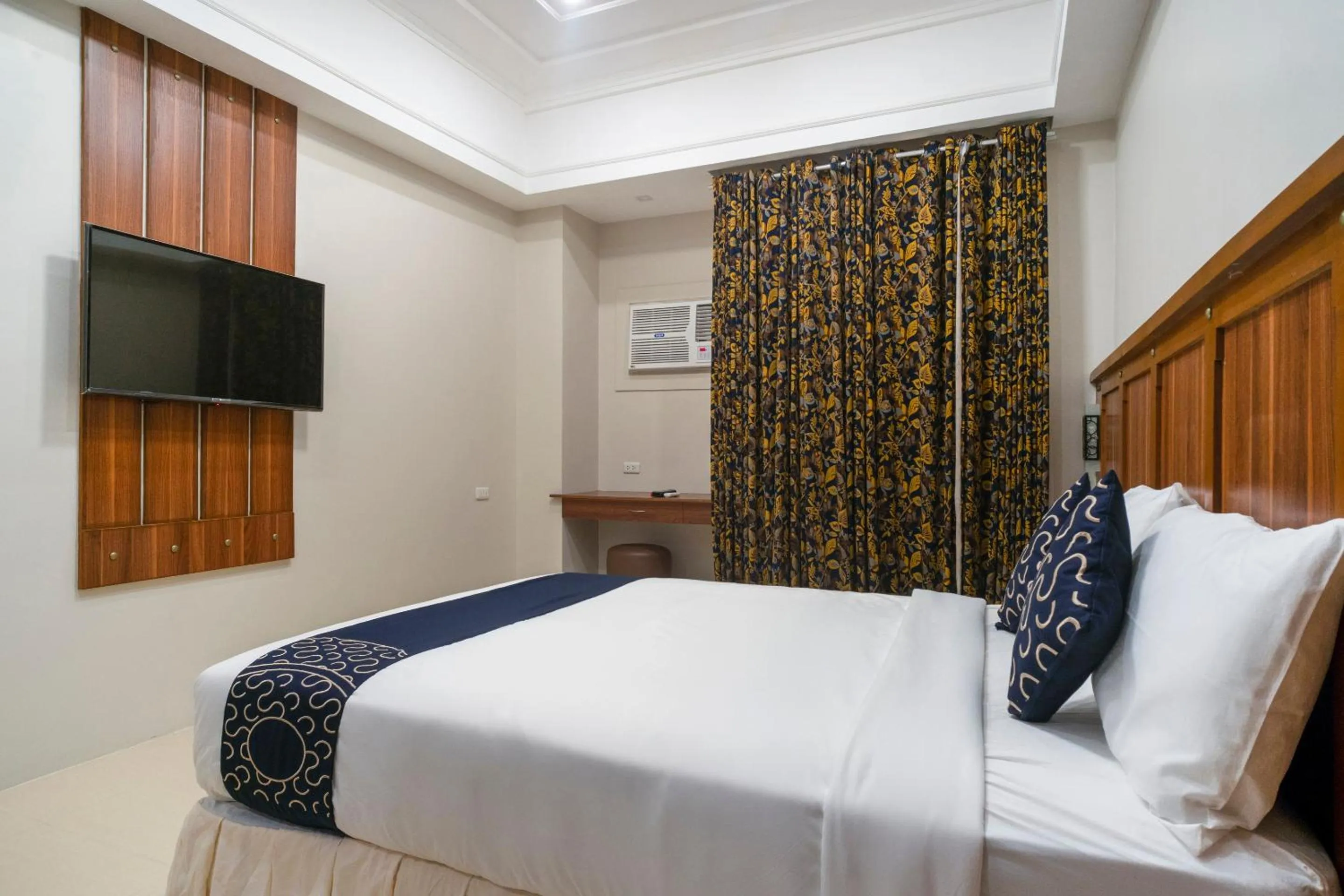 Bedroom, Bed in Capital O 460 World Palace Hotel