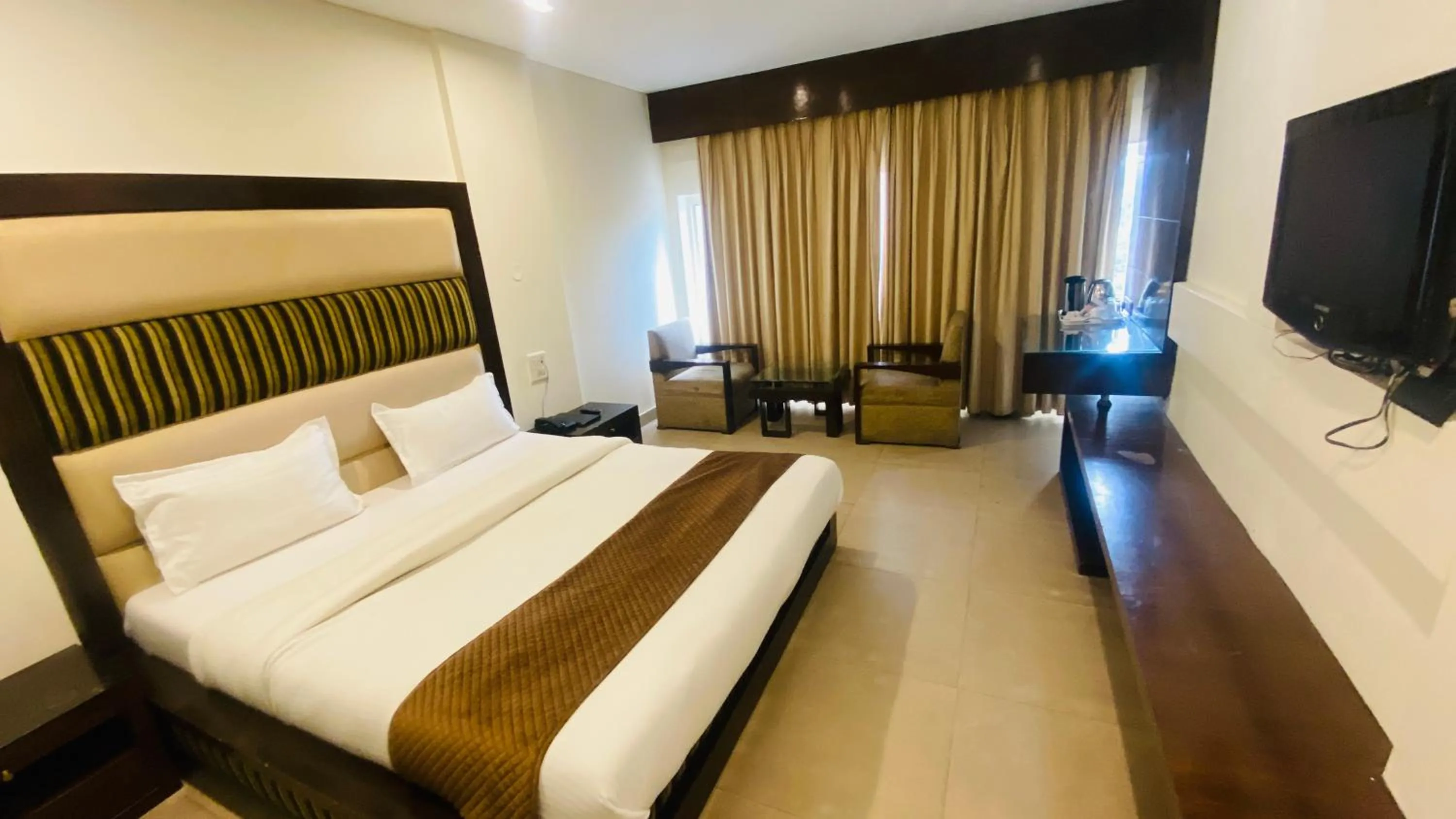 Bedroom, Bed in Hotel Landmark - Centre of City Chandigarh