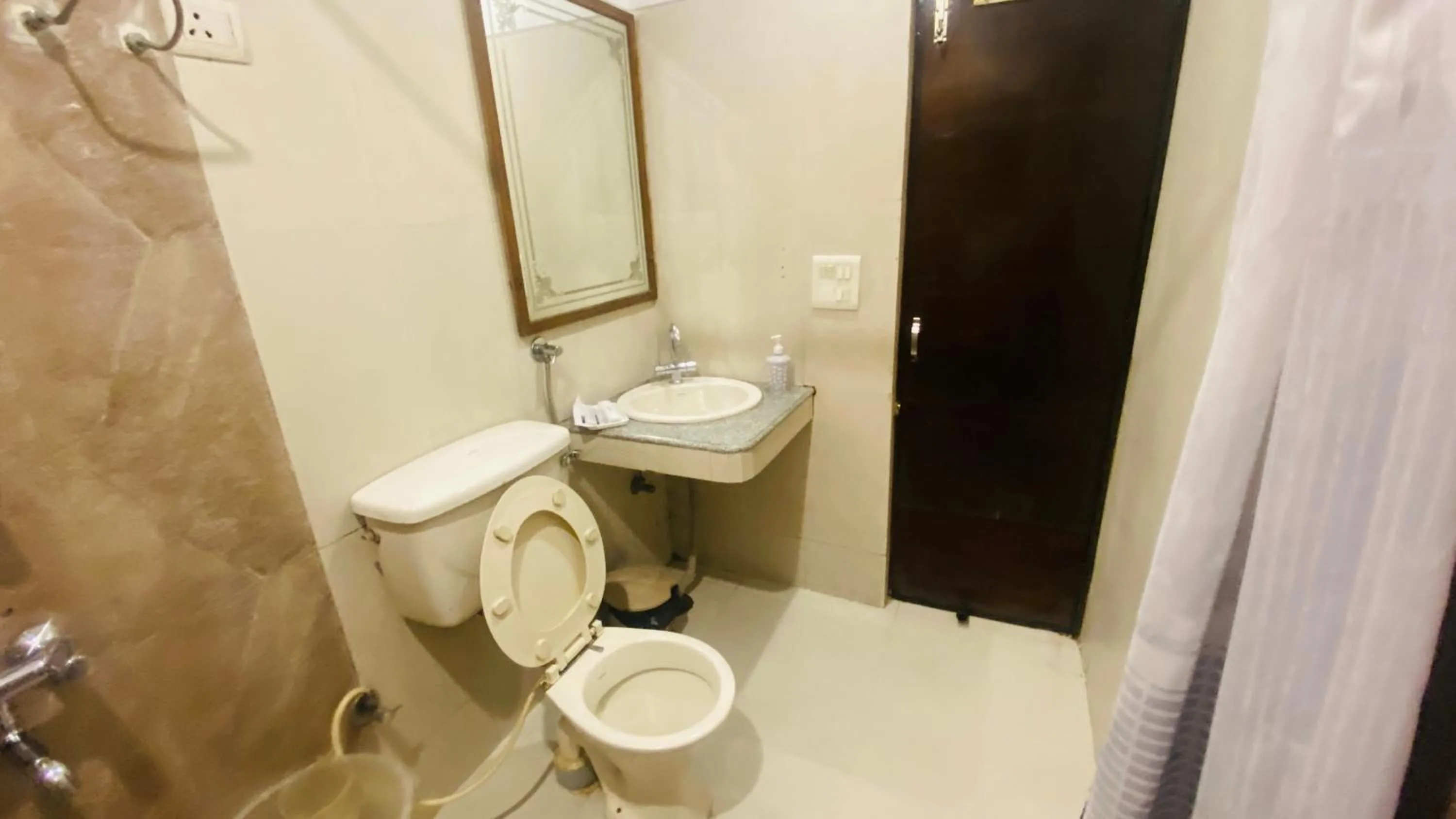Bathroom in Hotel Landmark - Centre of City Chandigarh