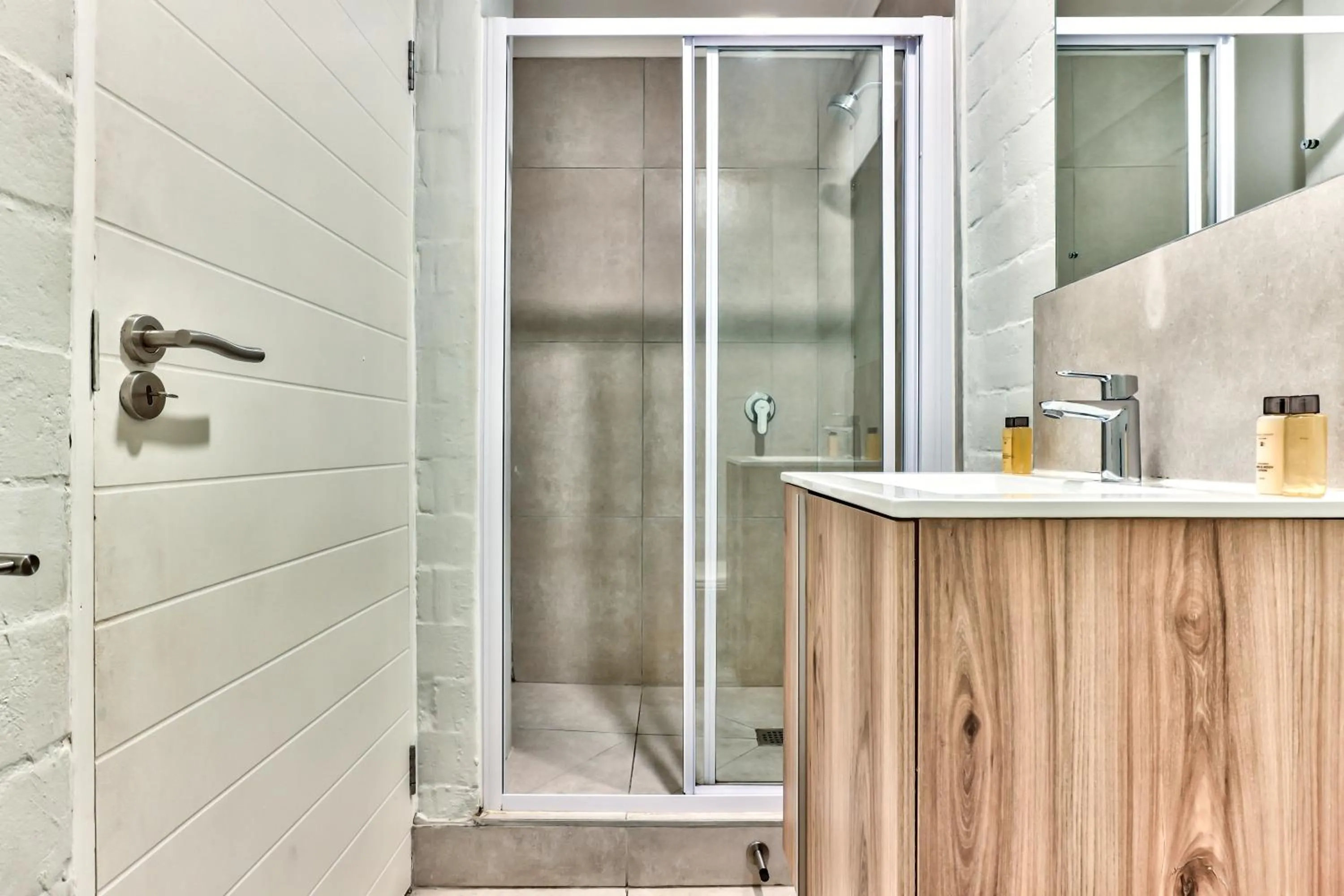 Shower in WINK Aparthotel Eaton Square