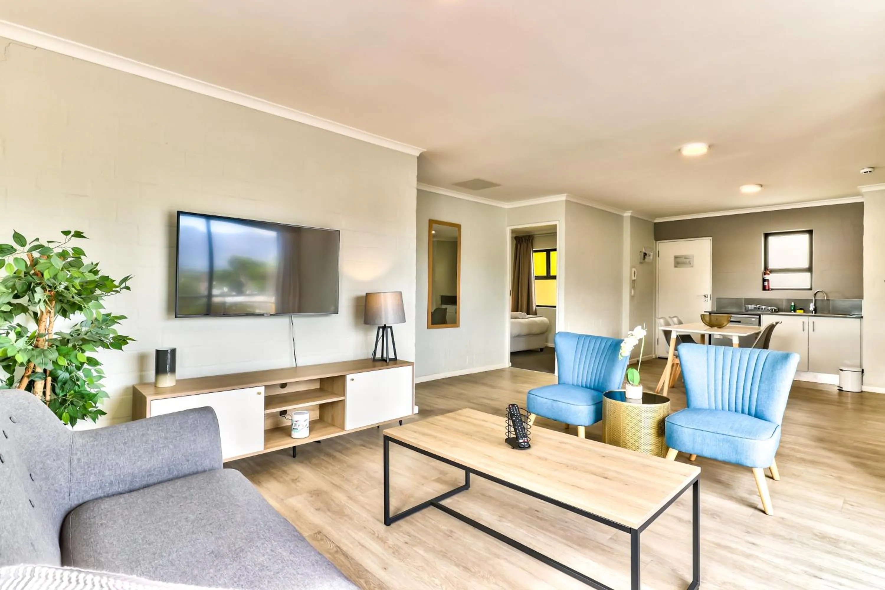 TV and multimedia in WINK Aparthotel Eaton Square