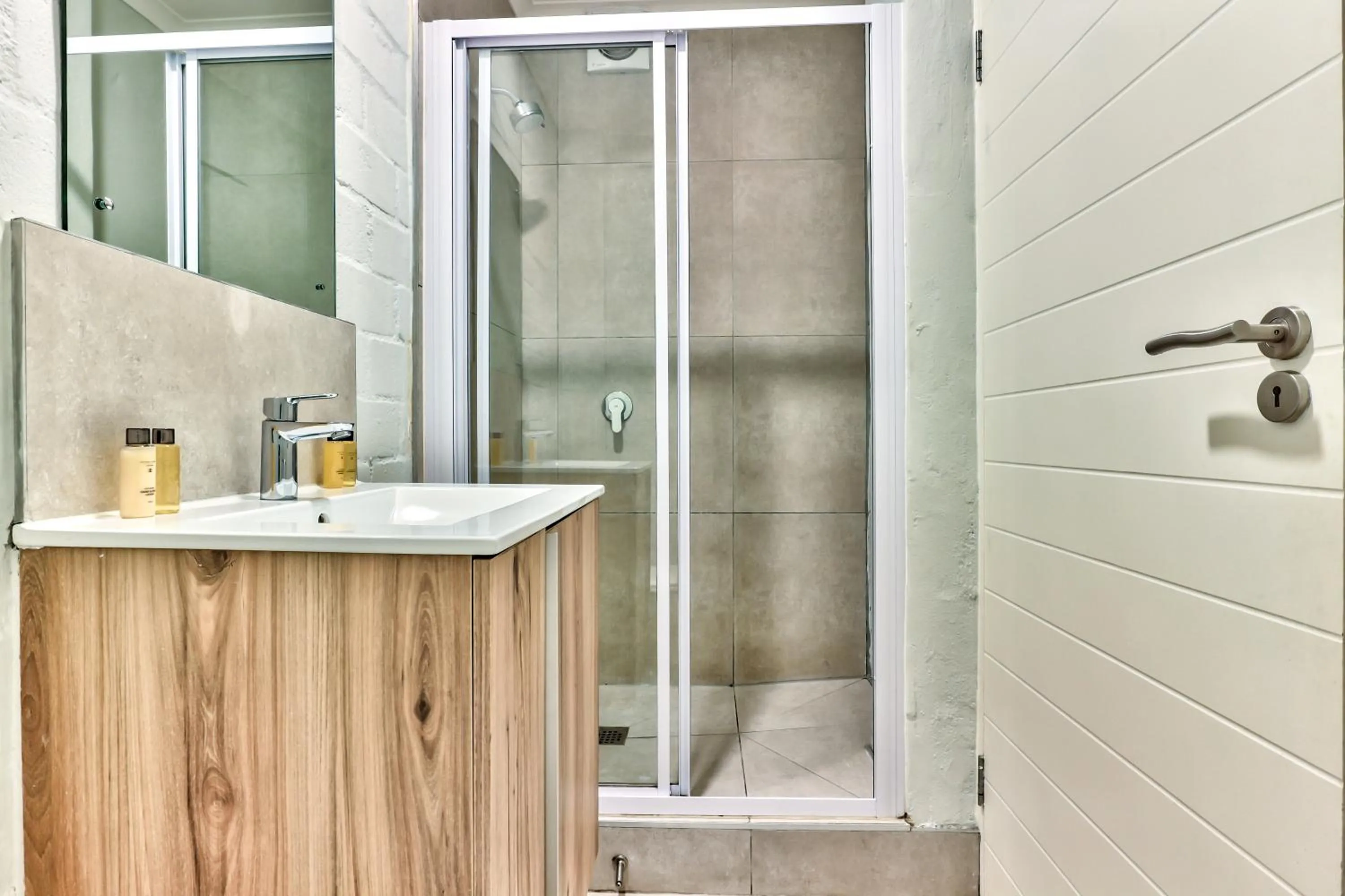 Shower in WINK Aparthotel Eaton Square