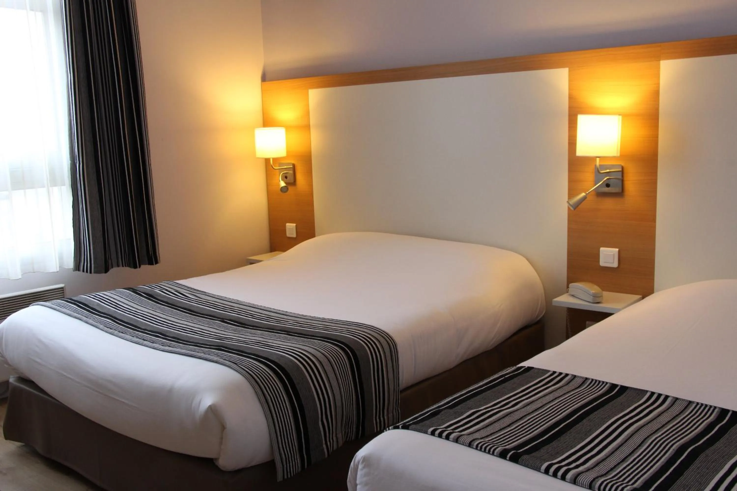 Bed in The Originals City, Hôtel Continental, Poitiers