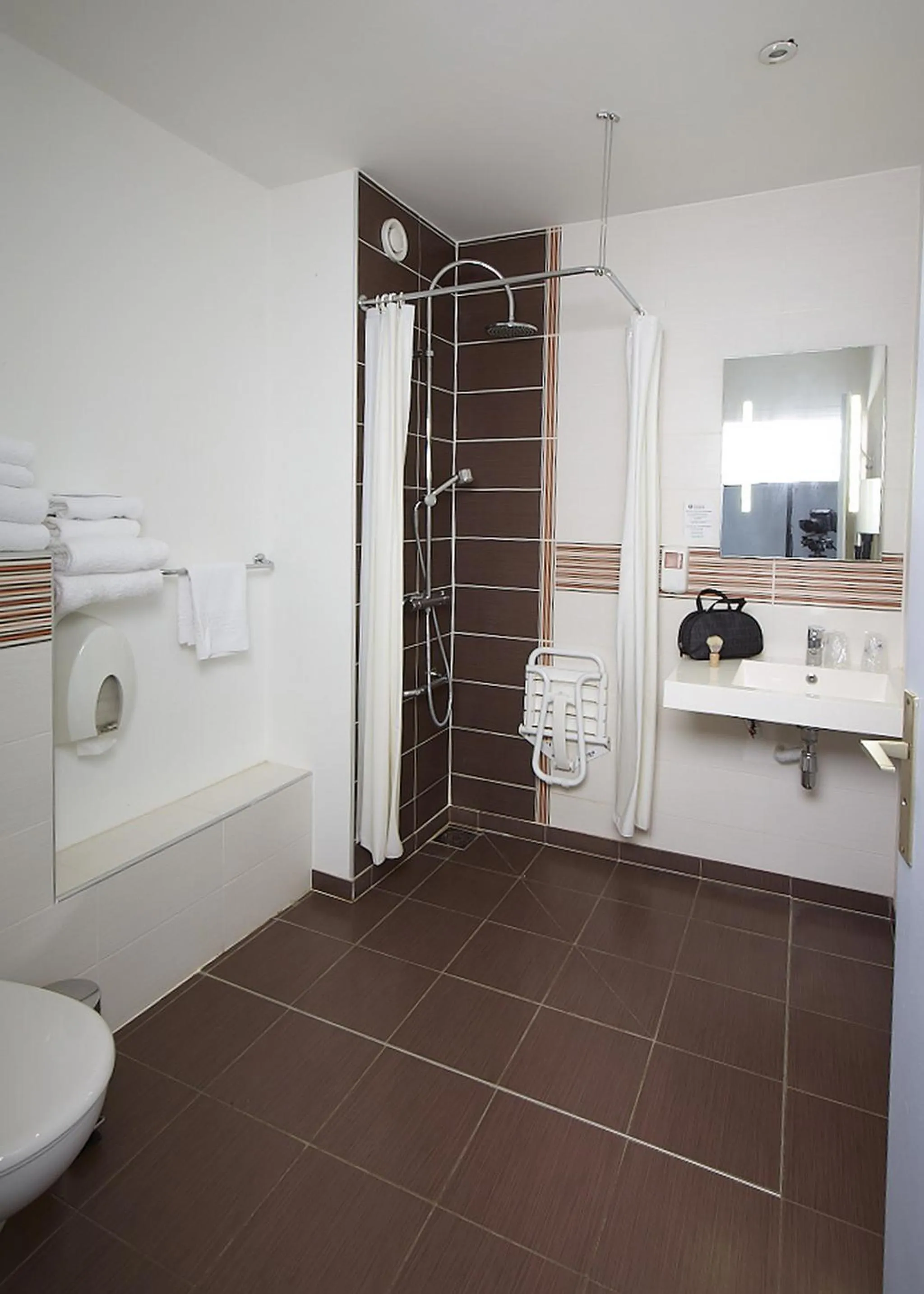 Bathroom in The Originals City, Hôtel Continental, Poitiers