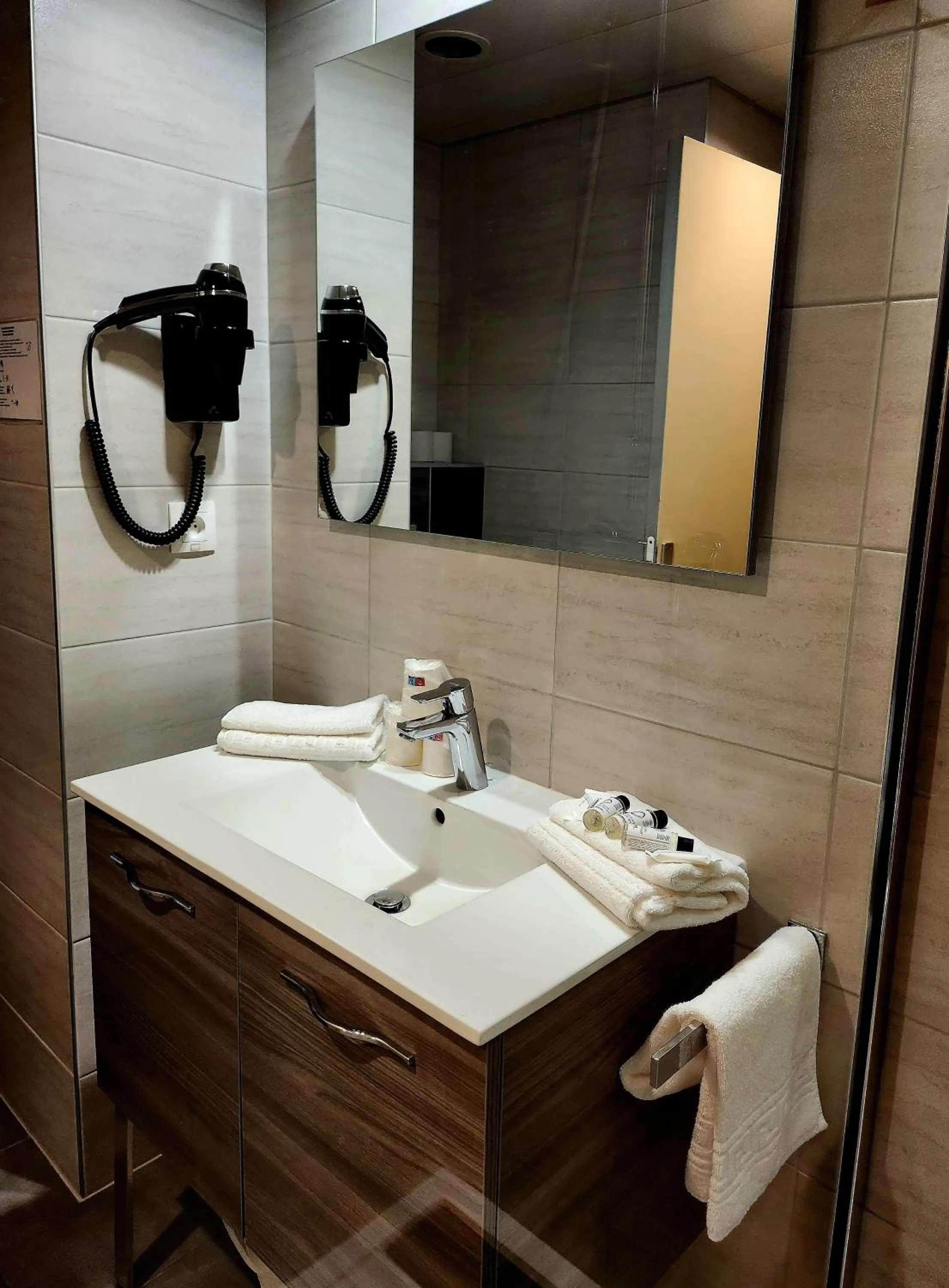 Bathroom in The Originals City, Hôtel Le Forum, Strasbourg Nord