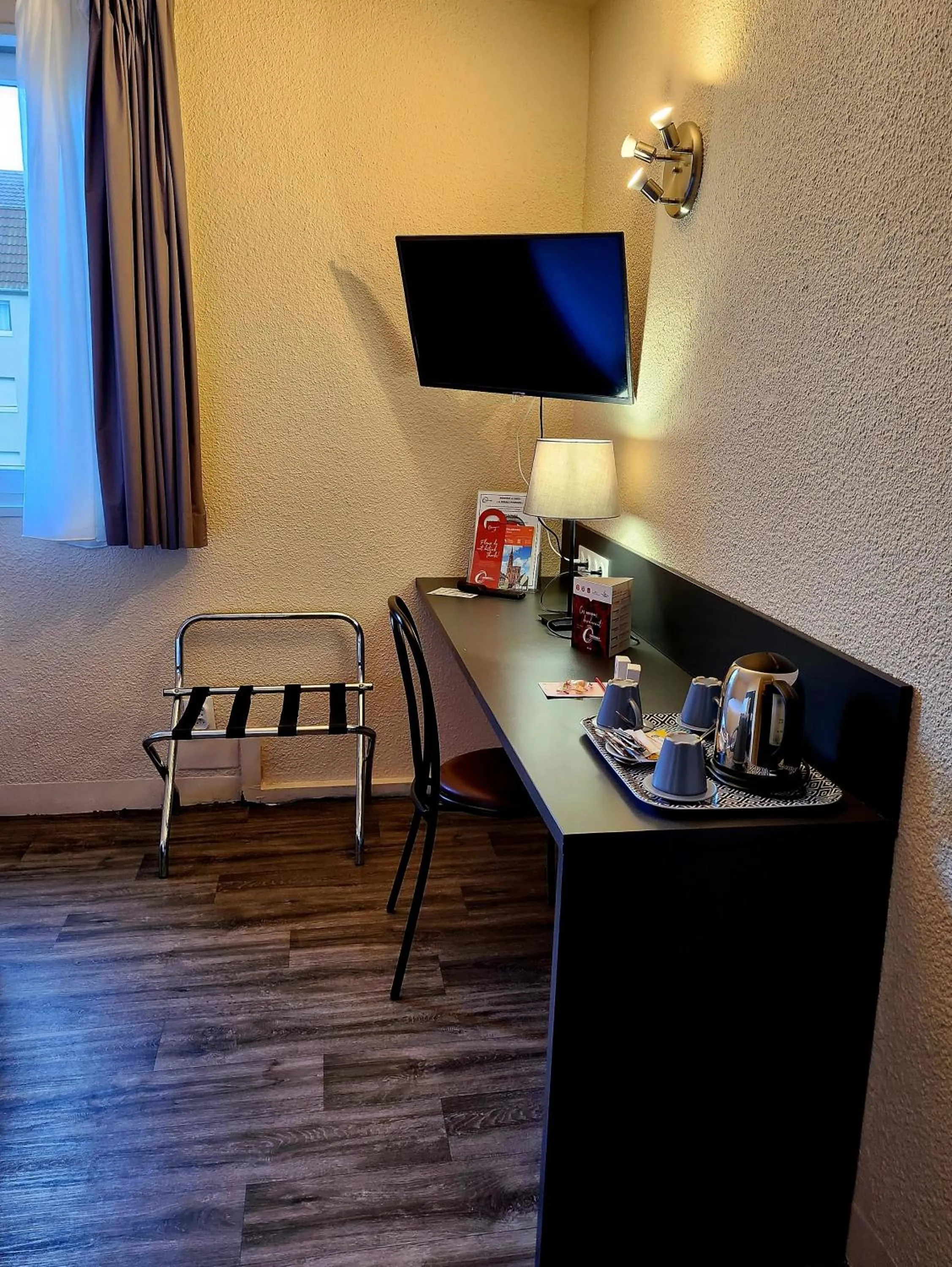 TV and multimedia in The Originals City, Hôtel Le Forum, Strasbourg Nord