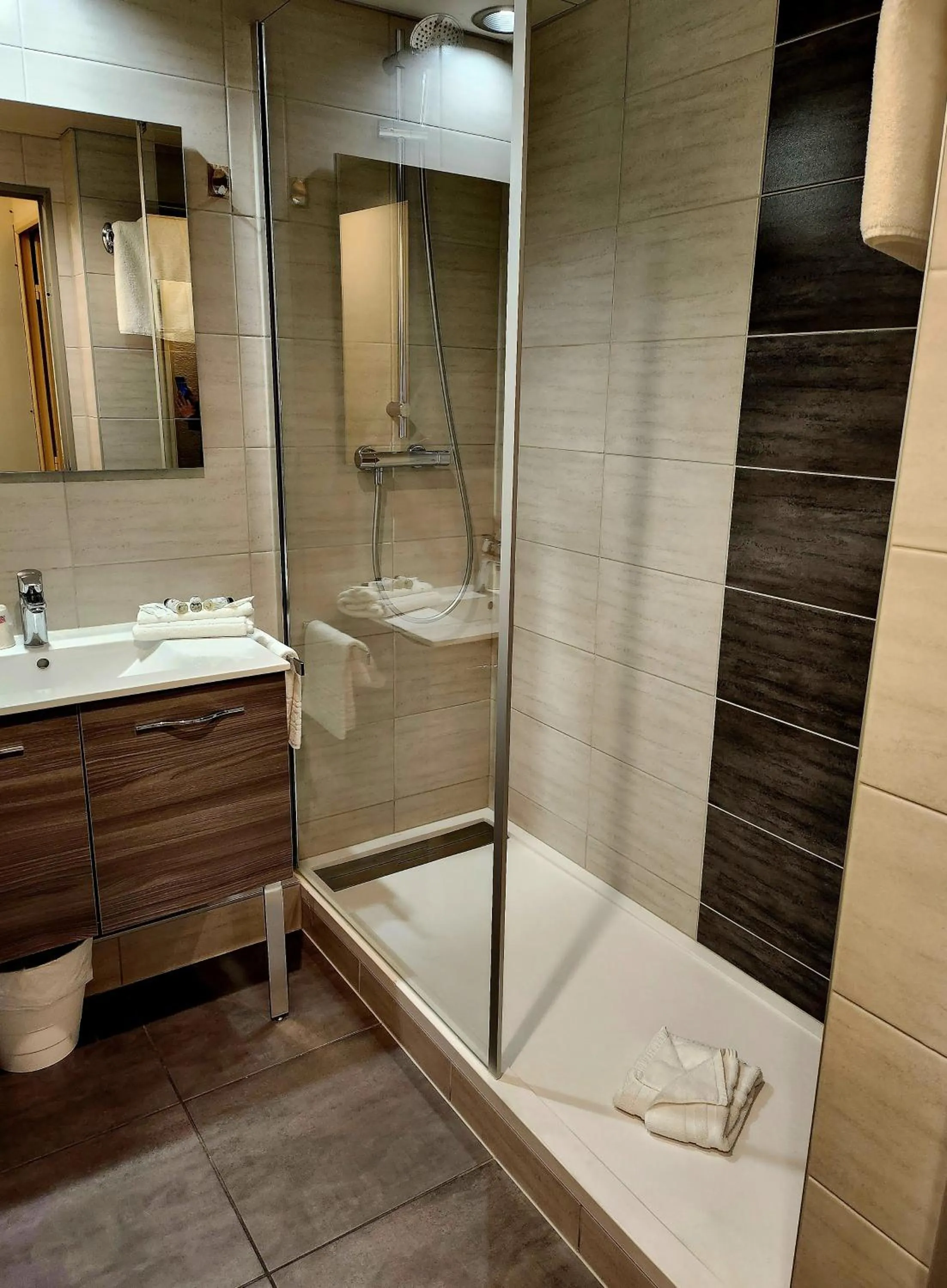 Shower in The Originals City, Hôtel Le Forum, Strasbourg Nord