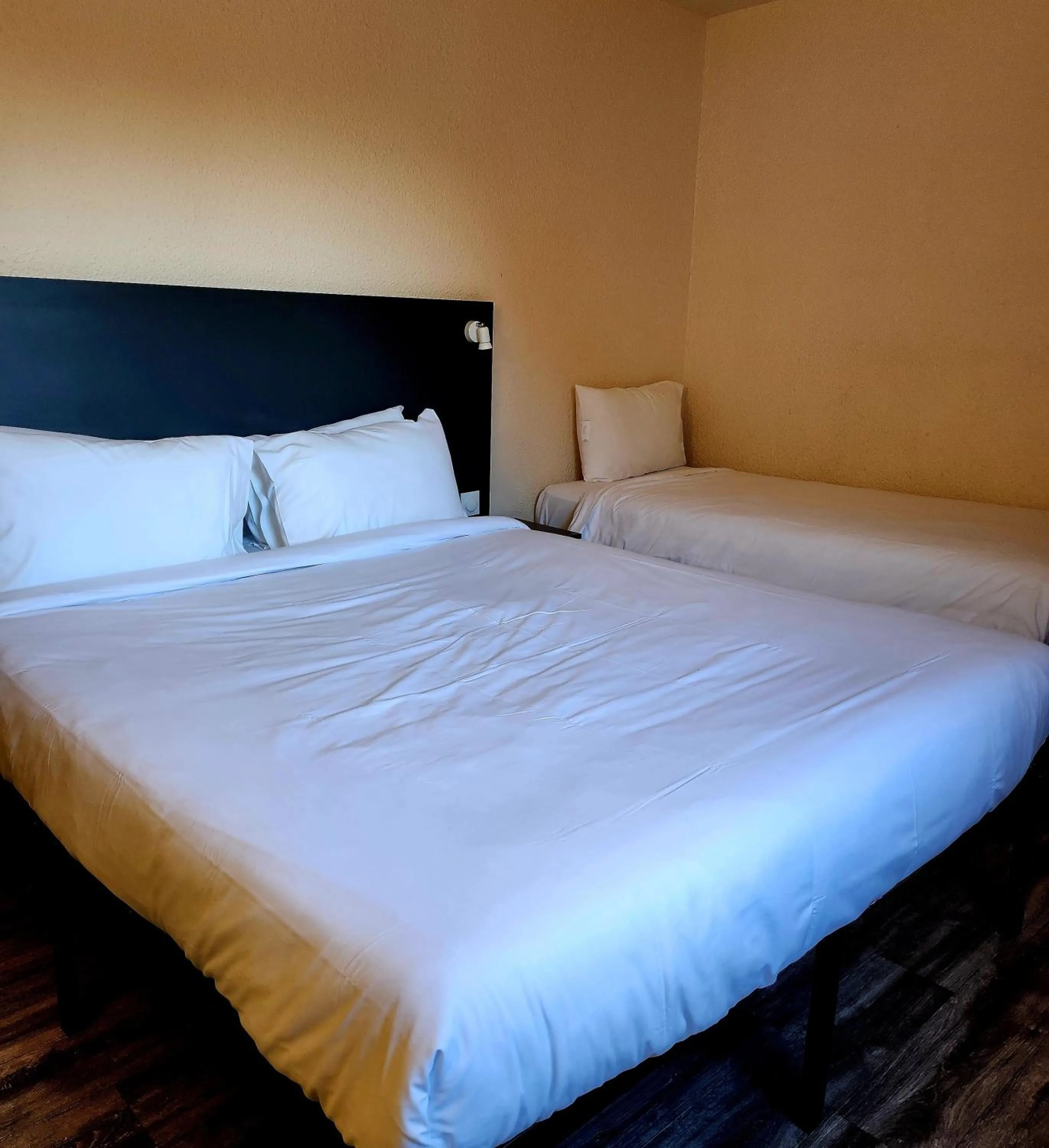 Bed in The Originals City, Hôtel Le Forum, Strasbourg Nord