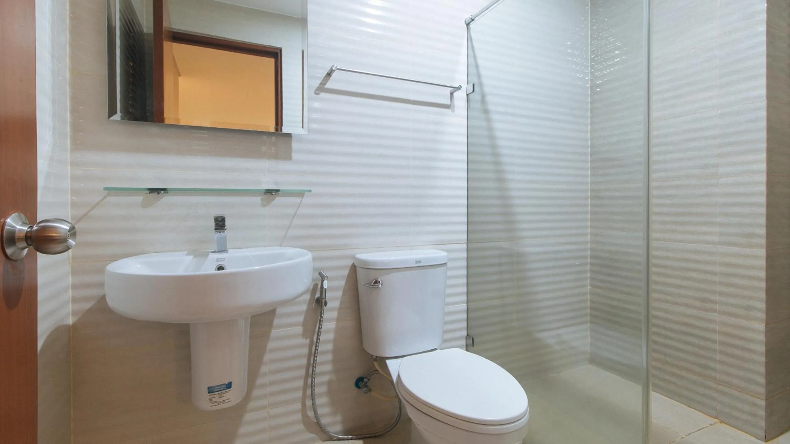 Shower in Asrodel Hotel RedPartner