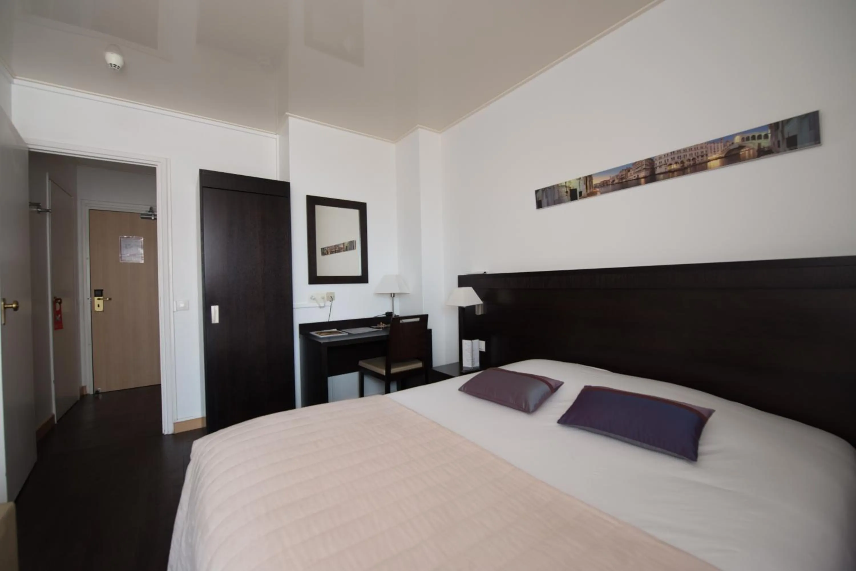 Photo of the whole room, Bed in Hôtel Comté de Nice