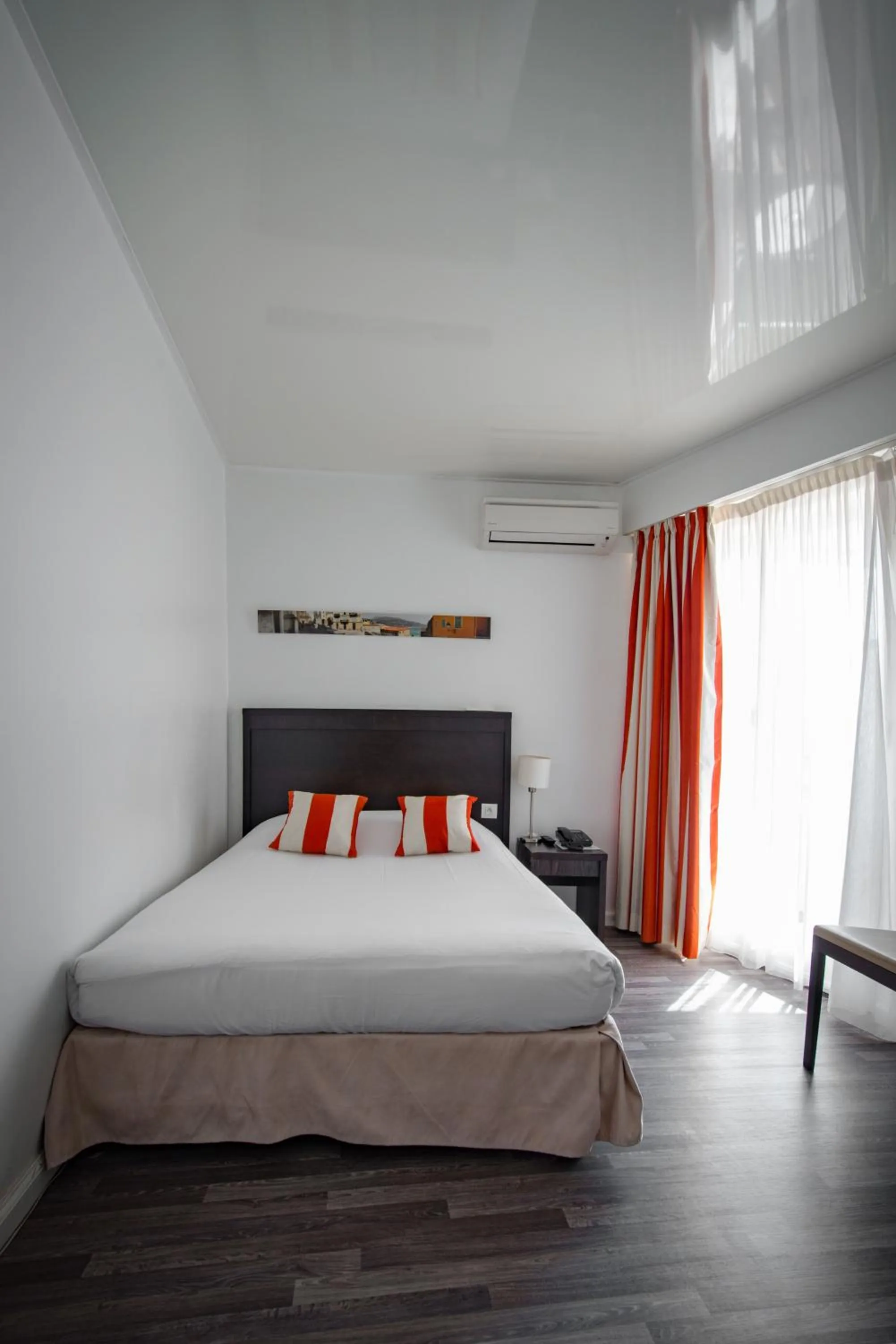 Photo of the whole room, Bed in Hôtel Comté de Nice