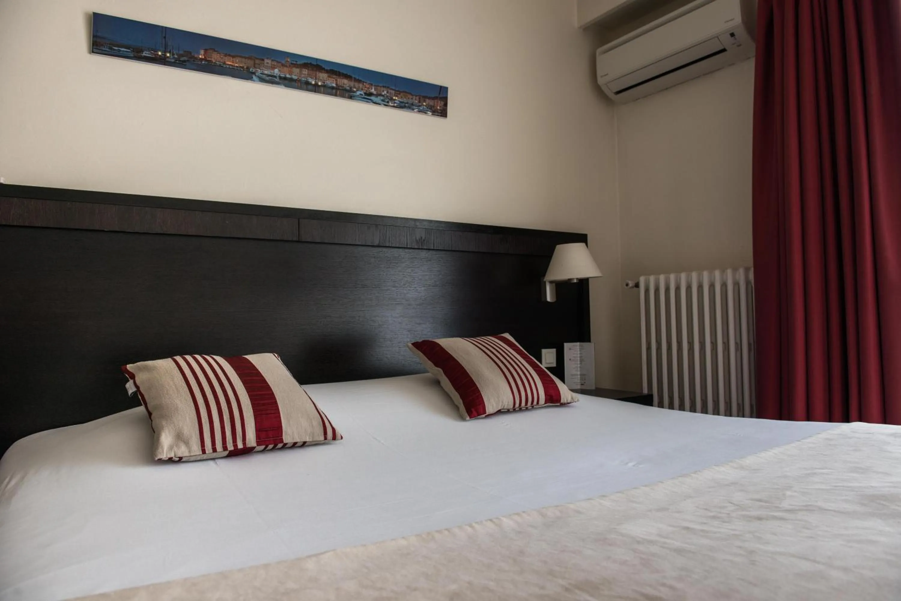 Photo of the whole room, Bed in Hôtel Comté de Nice