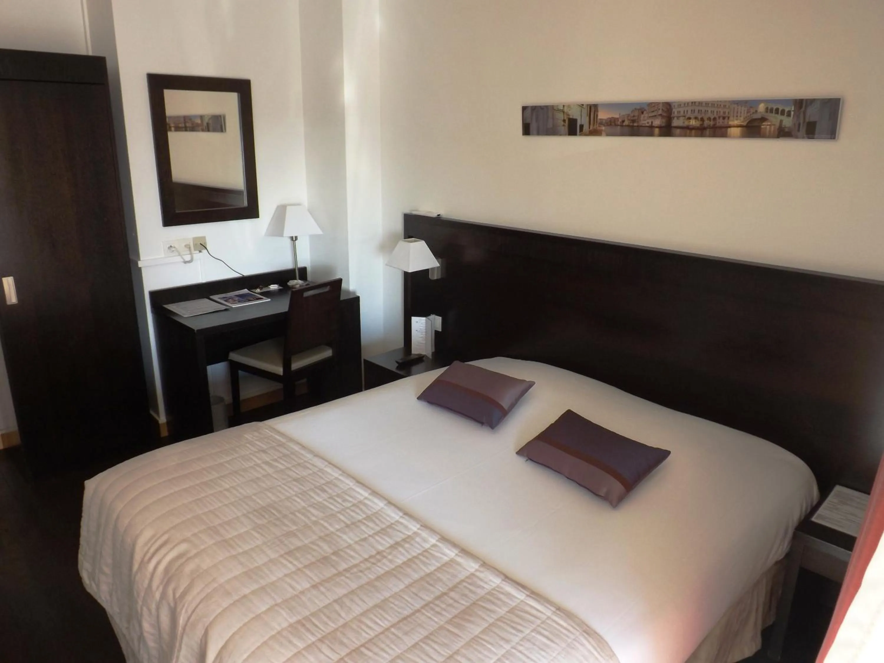 Photo of the whole room, Bed in Hôtel Comté de Nice