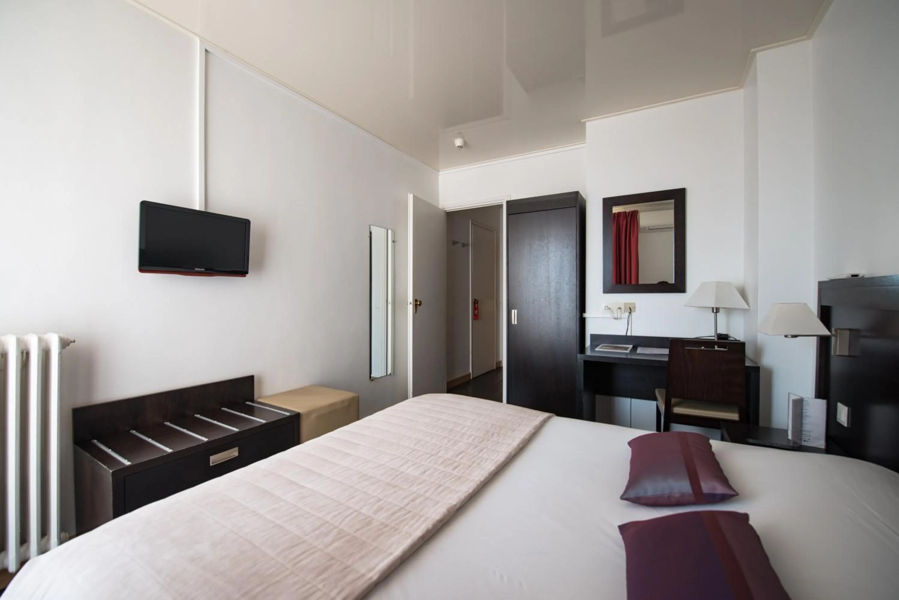 Photo of the whole room, Bed in Hôtel Comté de Nice