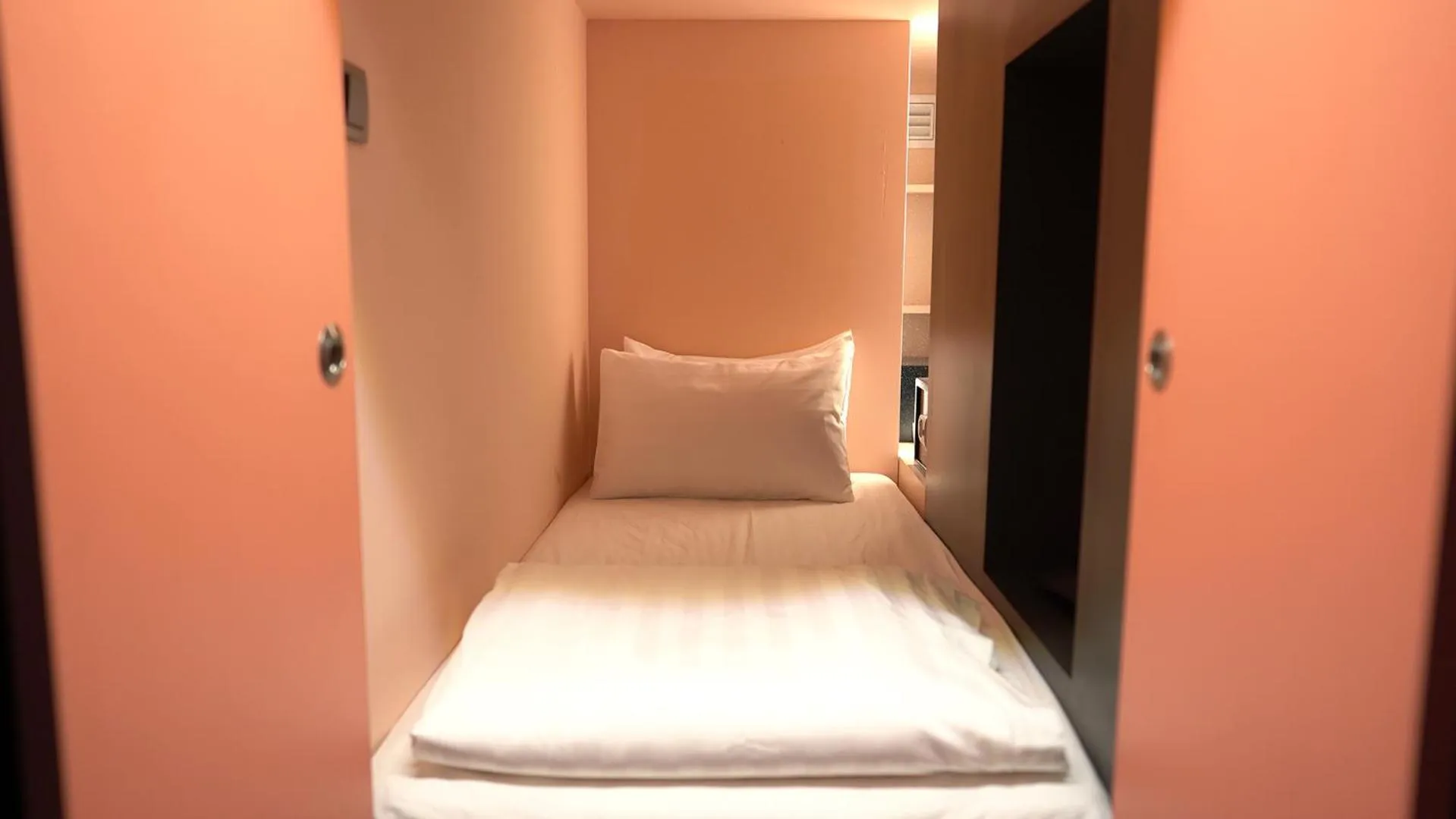Bed in CapsuleTransit Airside KLIA T2 - Airport Hotel - International Departure near to Transit Hall, Gate Q