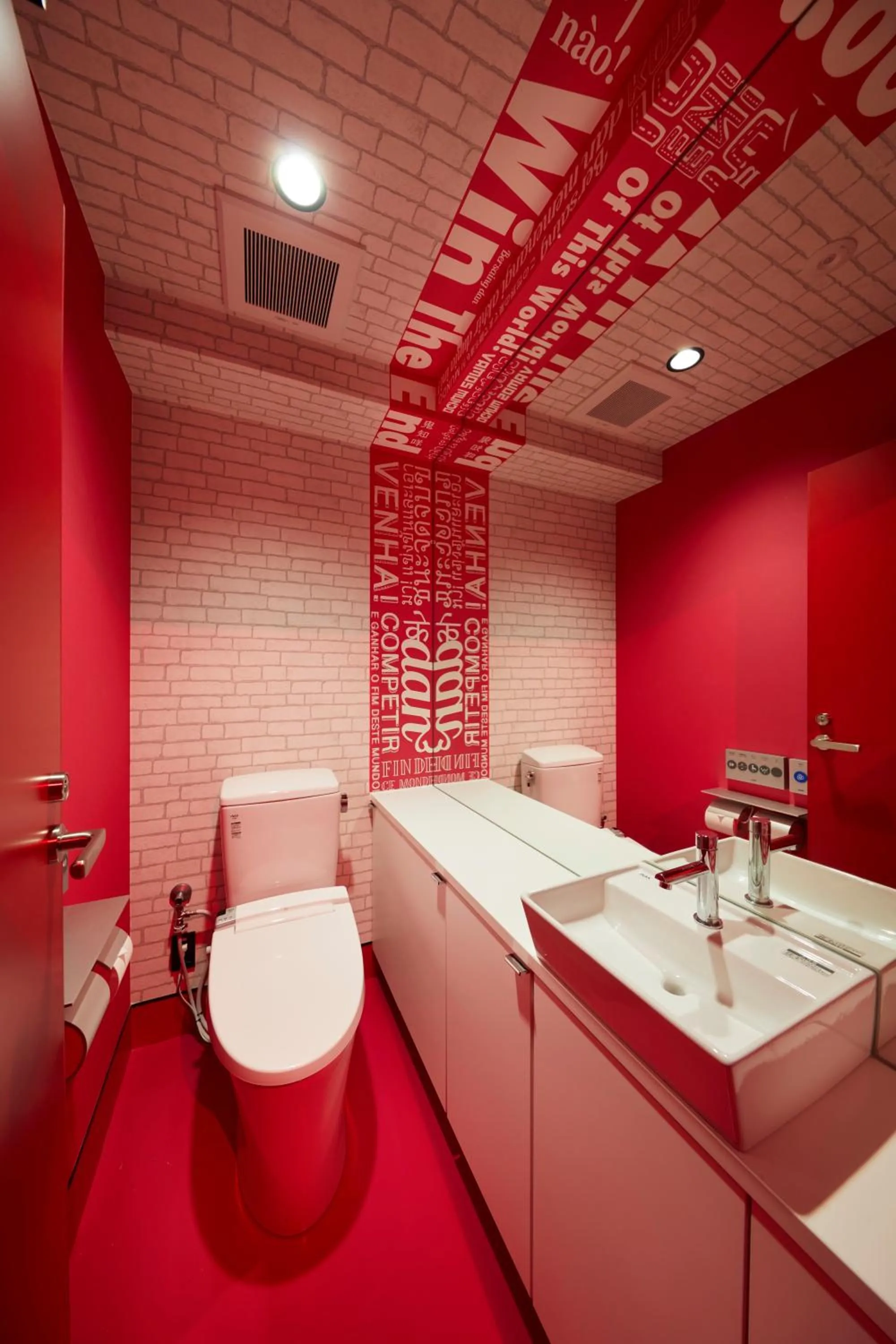 Toilet in esports hotel e-ZONe 電脳空間