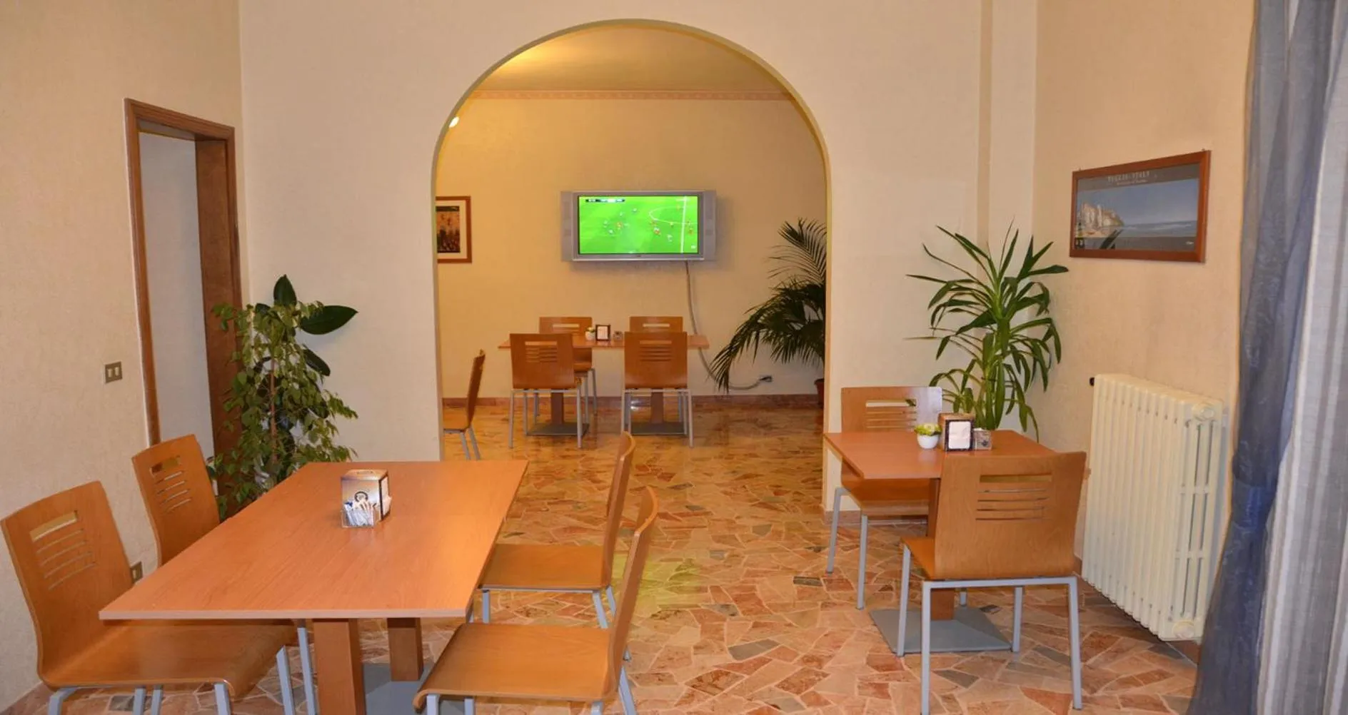 Restaurant/places to eat in Hotel A-14