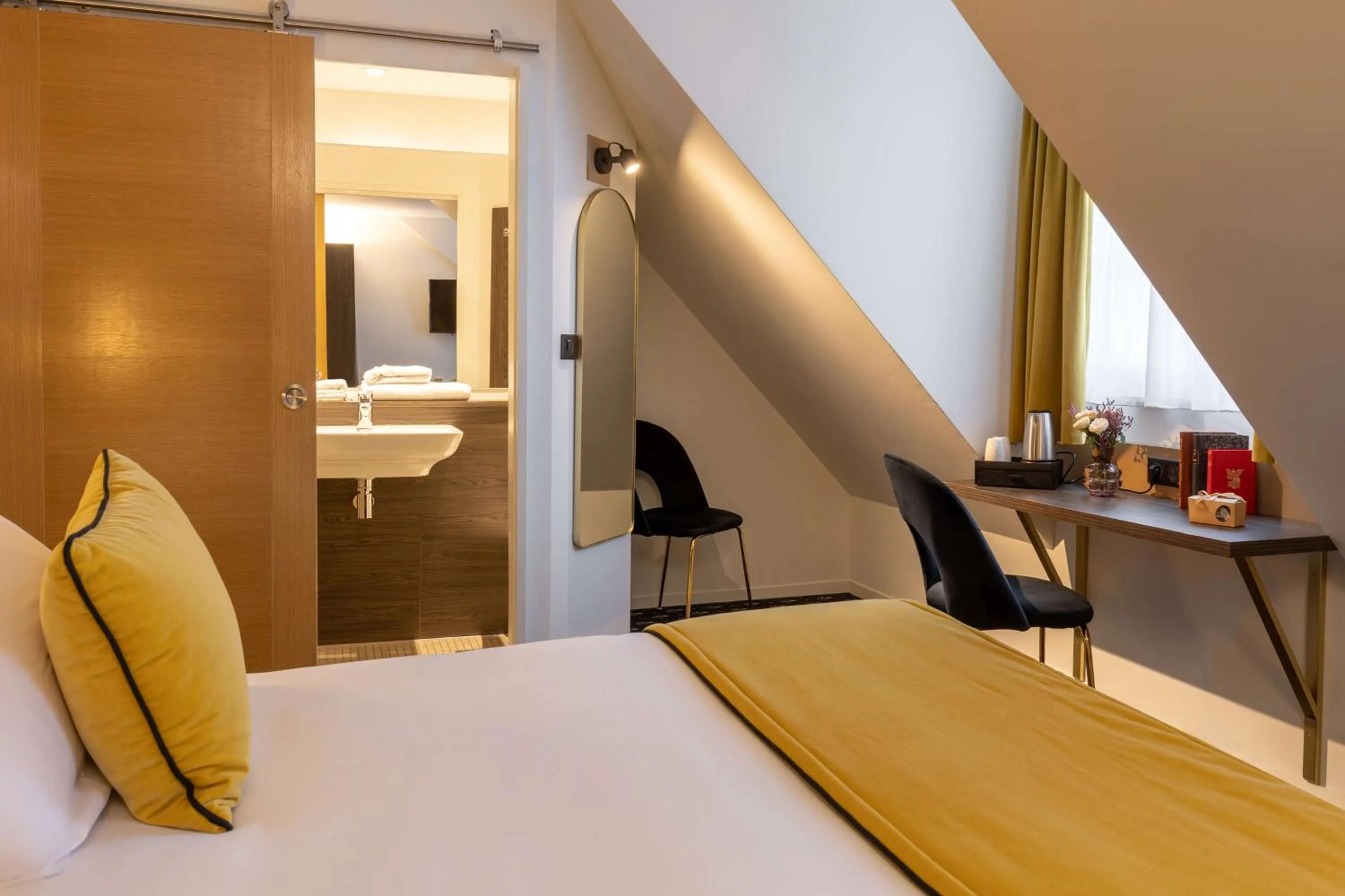 Bed in Best Western Royal Hotel Caen