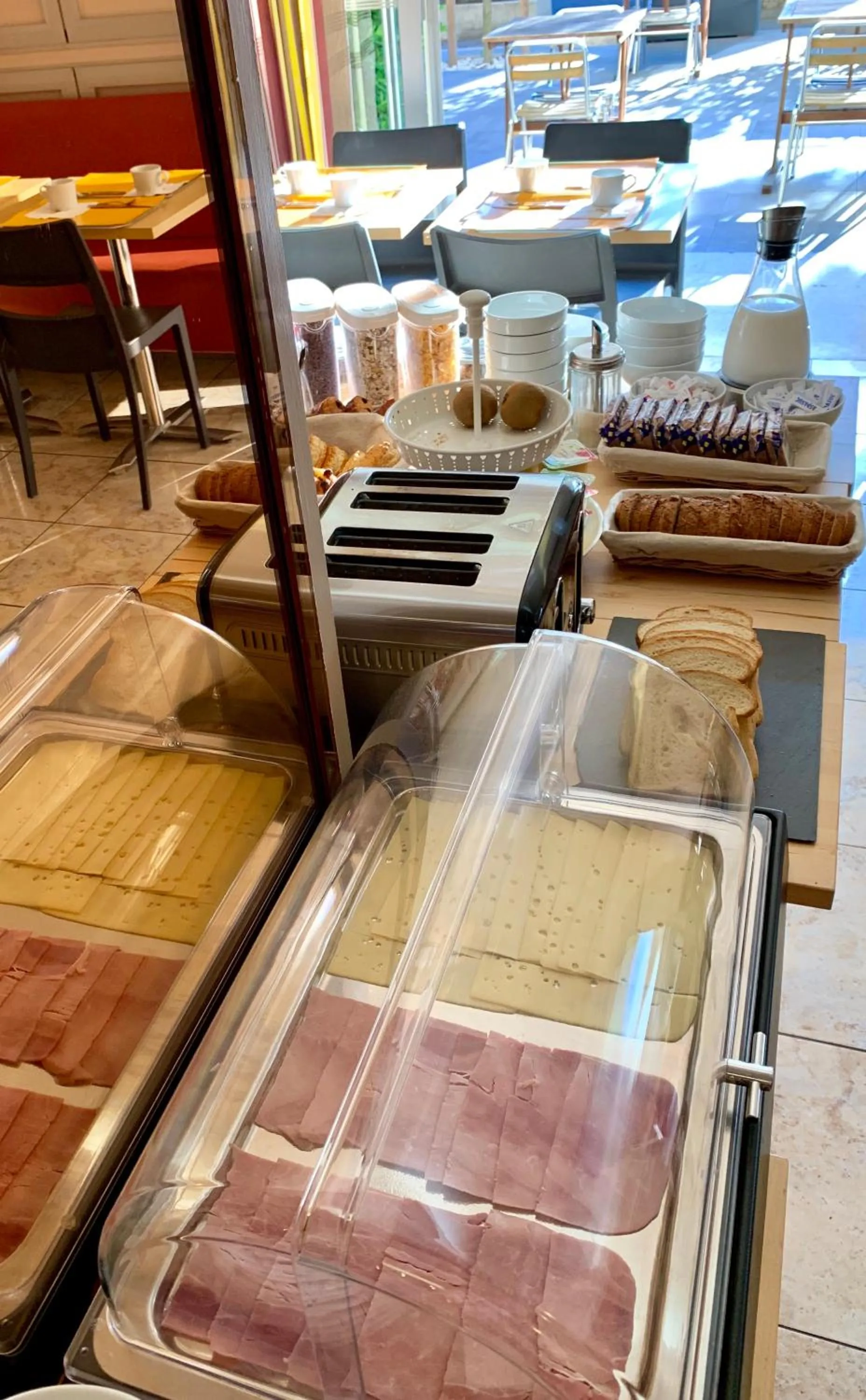 Buffet breakfast in Hotel AMERIQUE