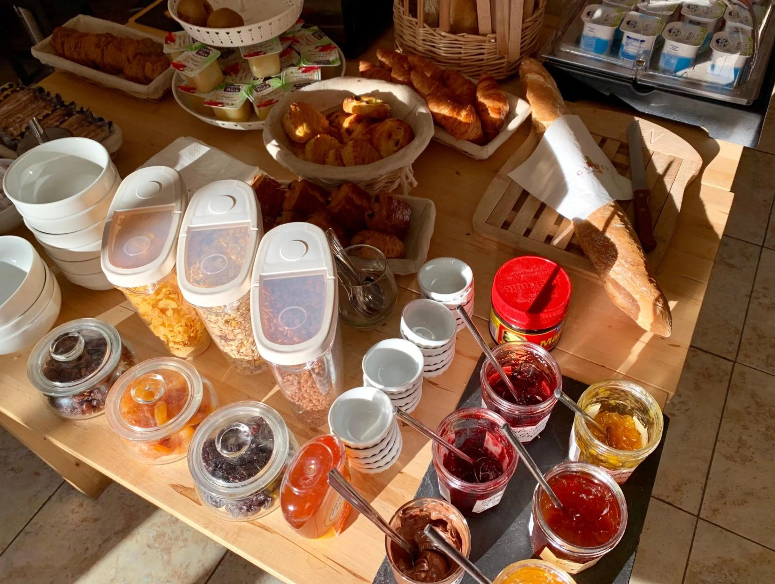 Buffet breakfast in Hotel AMERIQUE