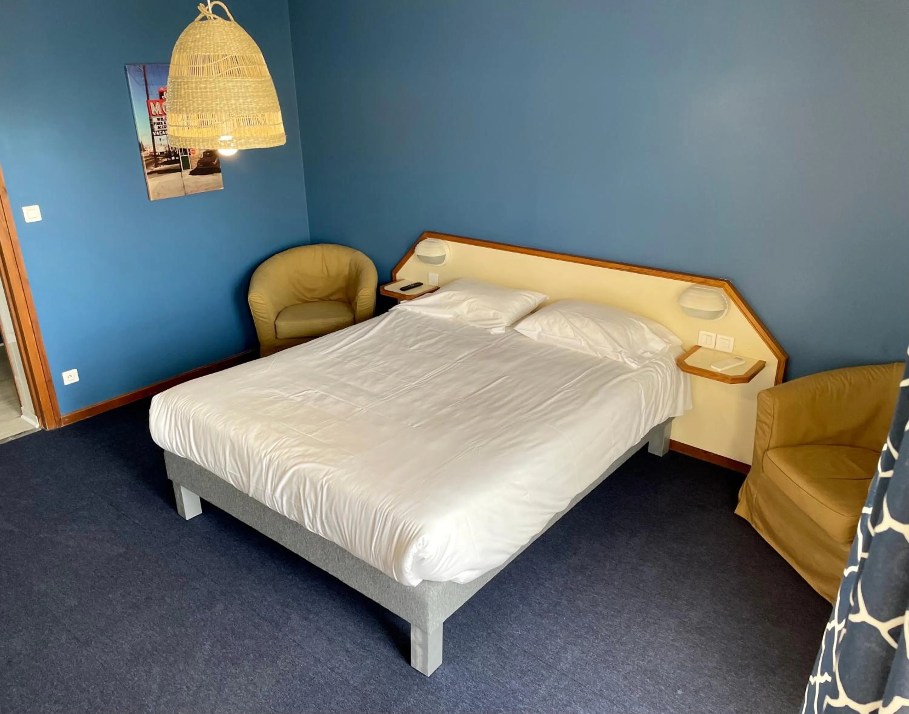 Swimming pool, Bed in Hotel AMERIQUE