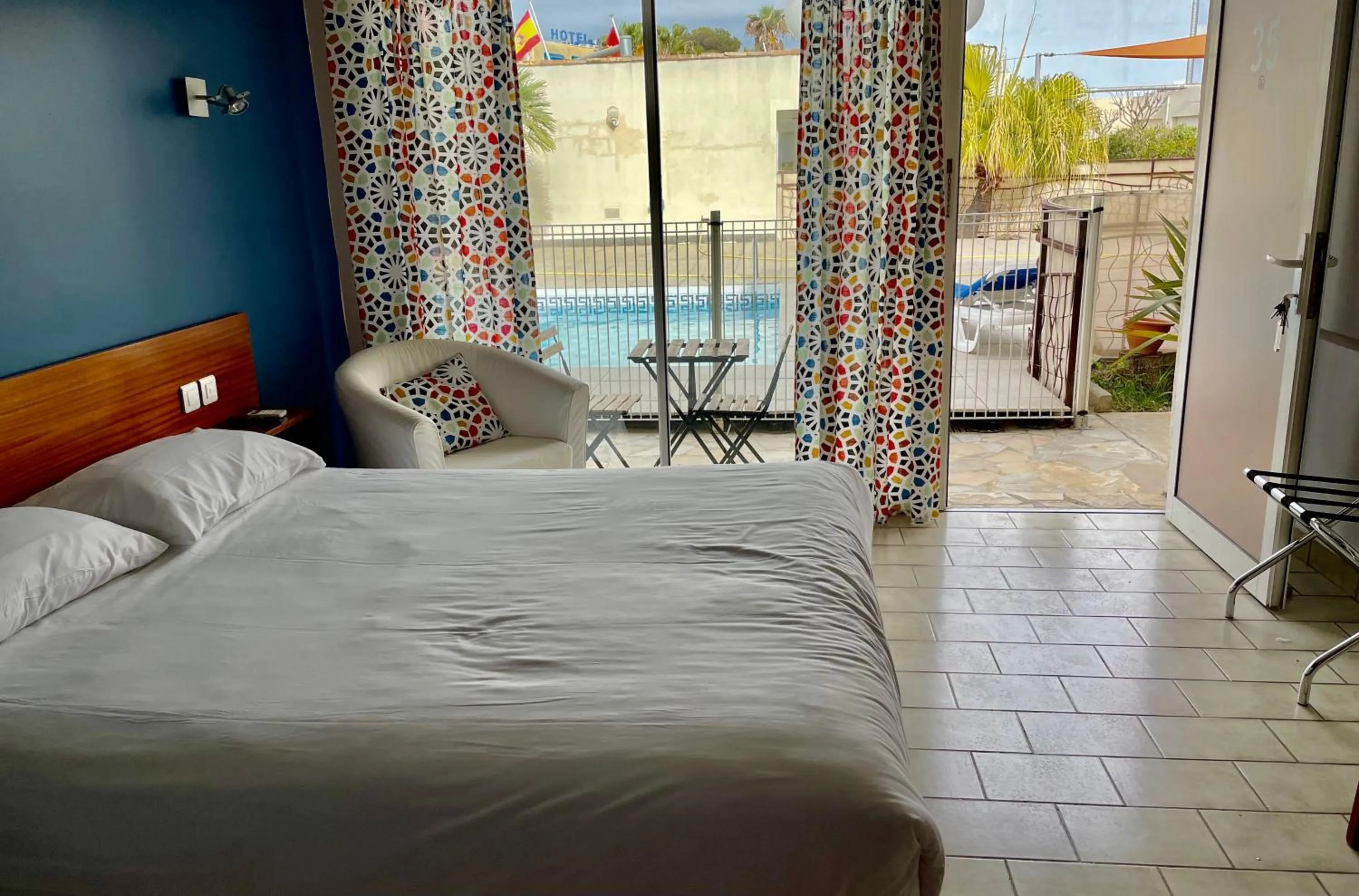 Swimming pool, Bed in Hotel AMERIQUE