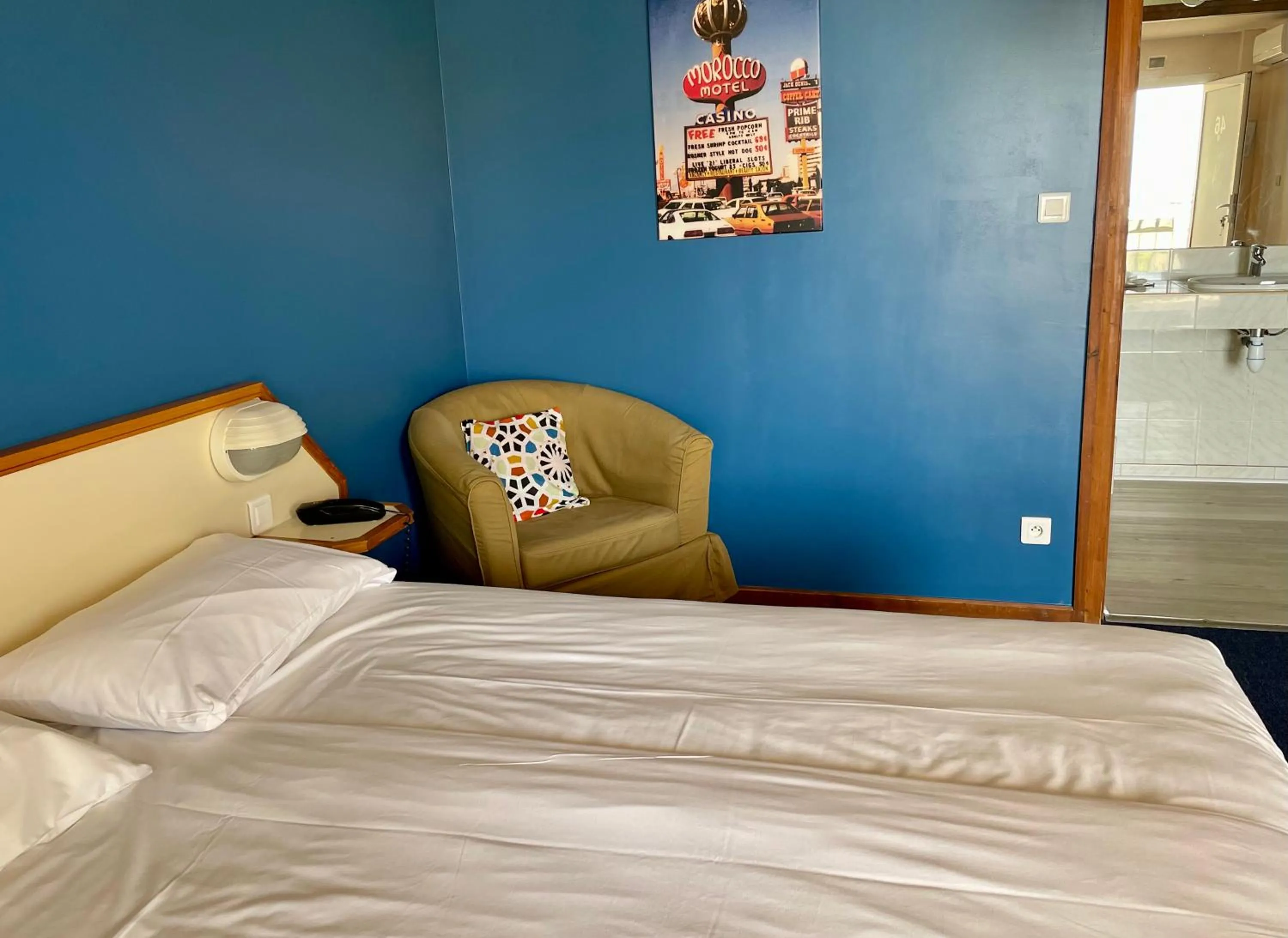 Property building, Bed in Hotel AMERIQUE