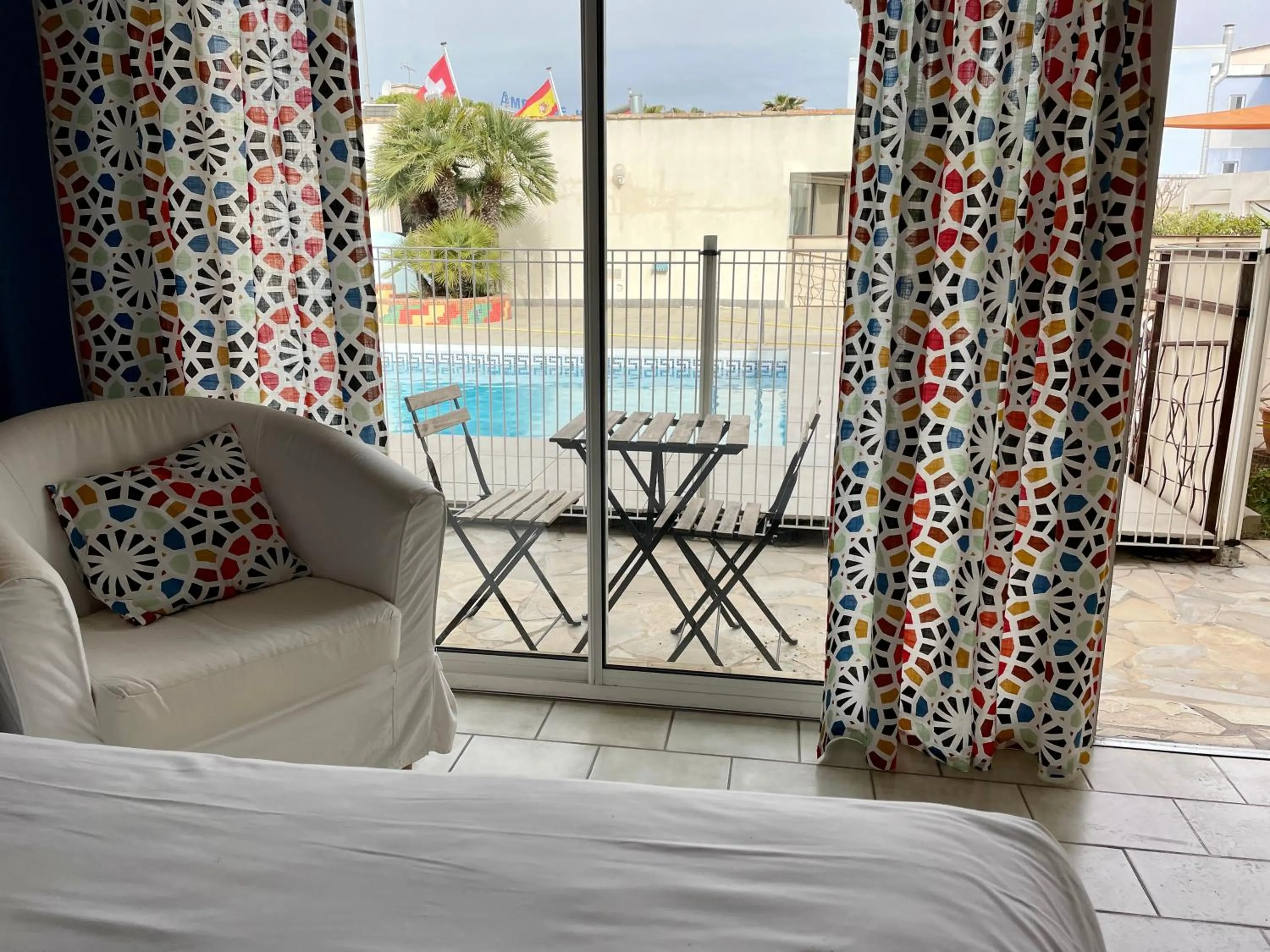 Swimming pool, Bed in Hotel AMERIQUE