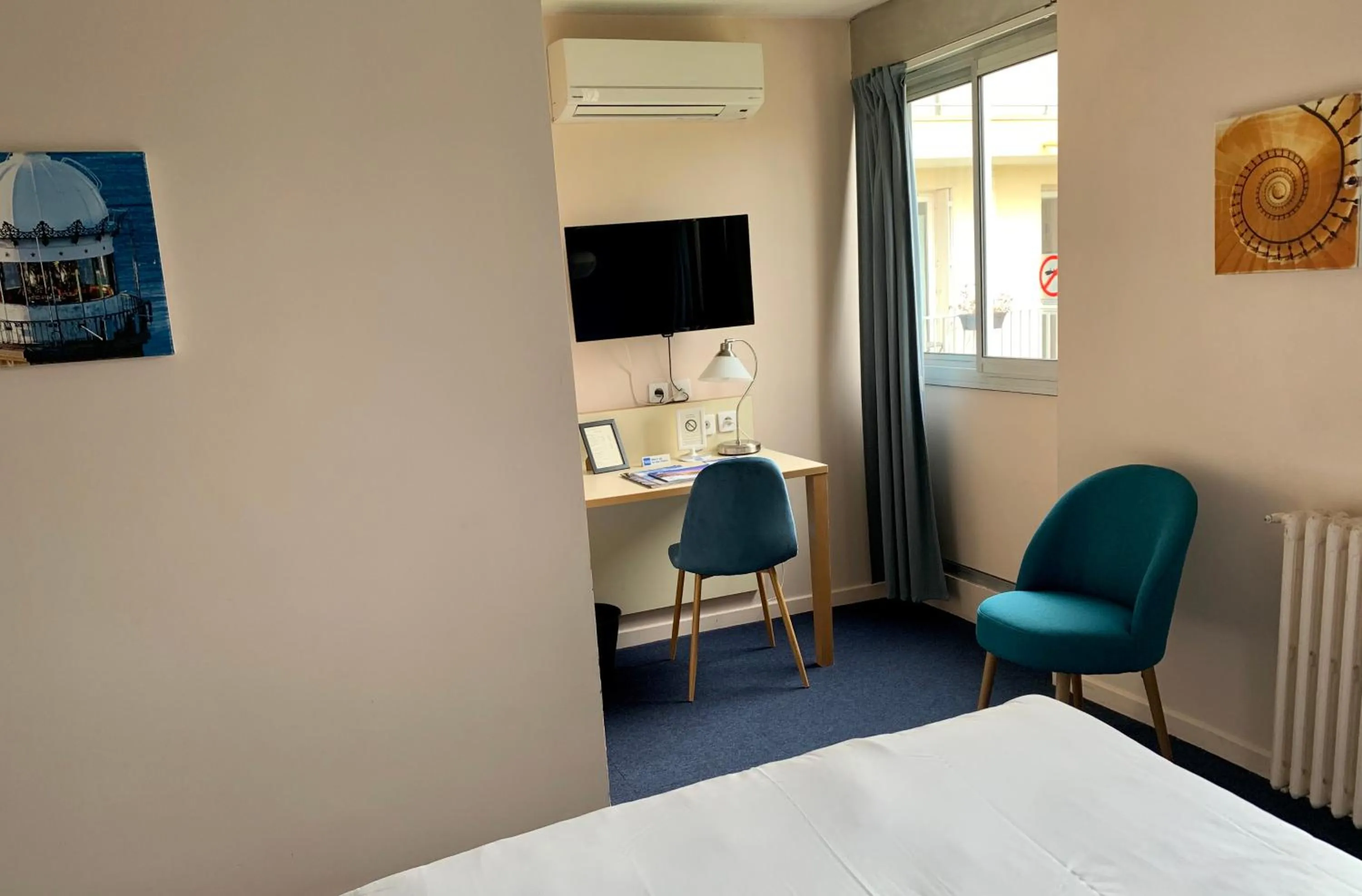 Property building, Bed in Hotel AMERIQUE