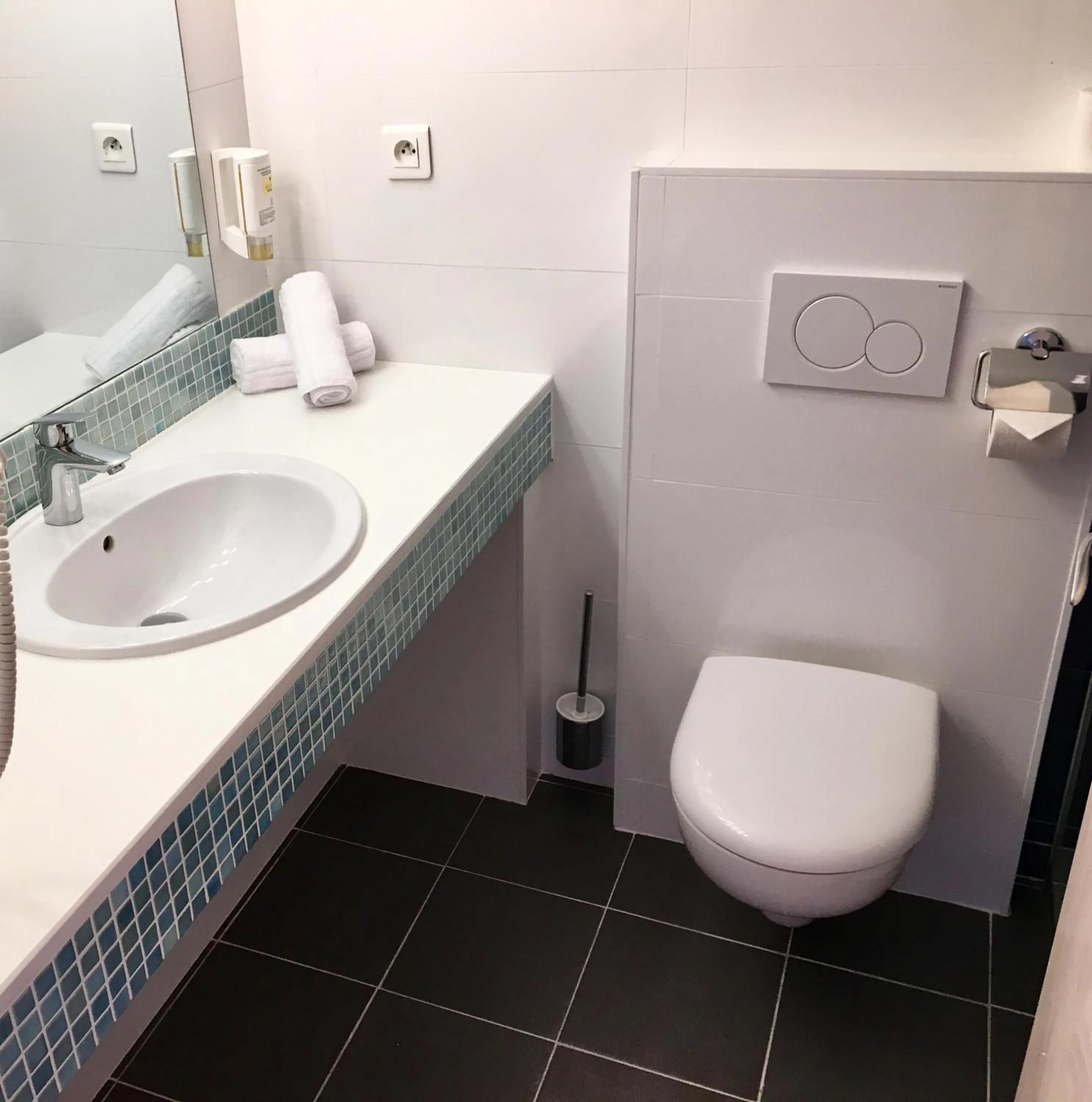 Shower in Hotel AMERIQUE