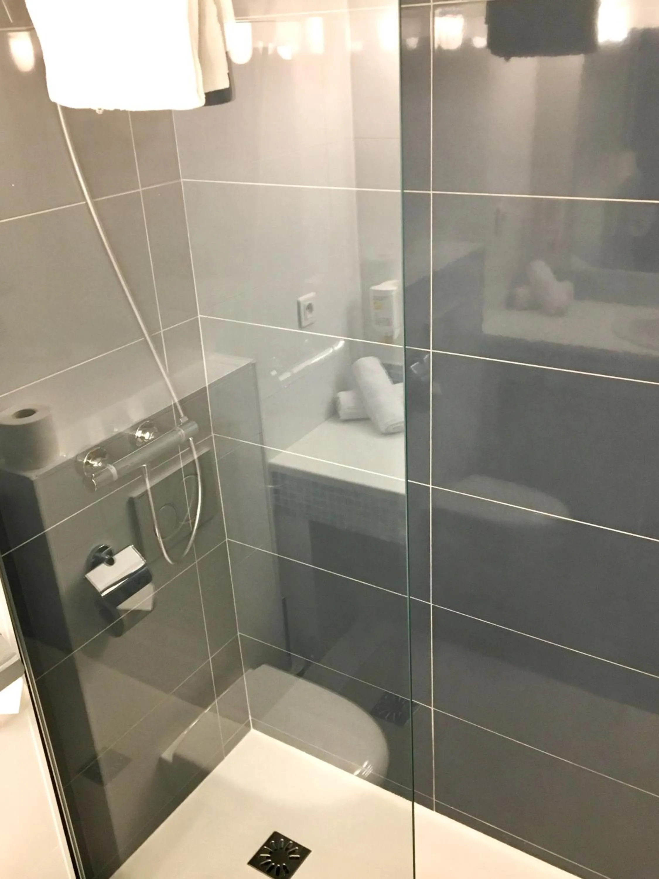 Shower in Hotel AMERIQUE