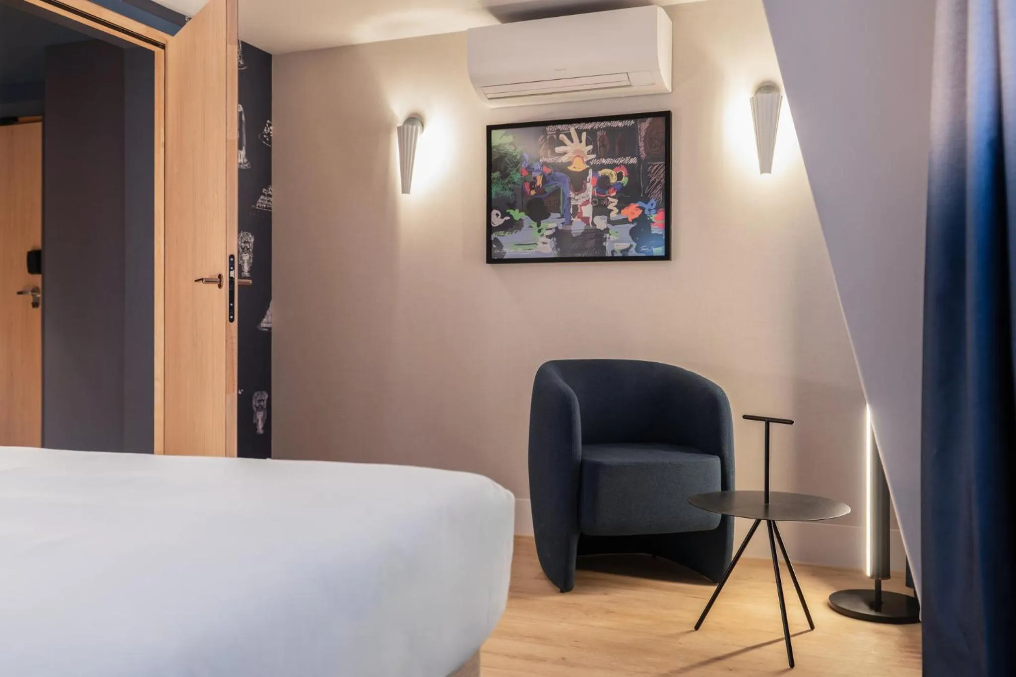 Photo of the whole room, Bed in Crowne Plaza Paris - Republique by IHG