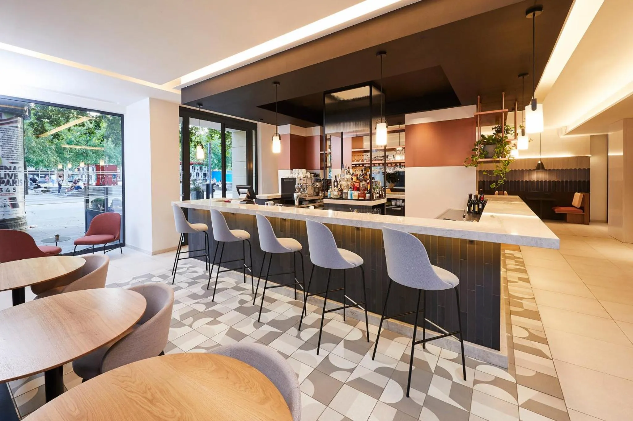 Lounge or bar in Crowne Plaza Paris - Republique by IHG