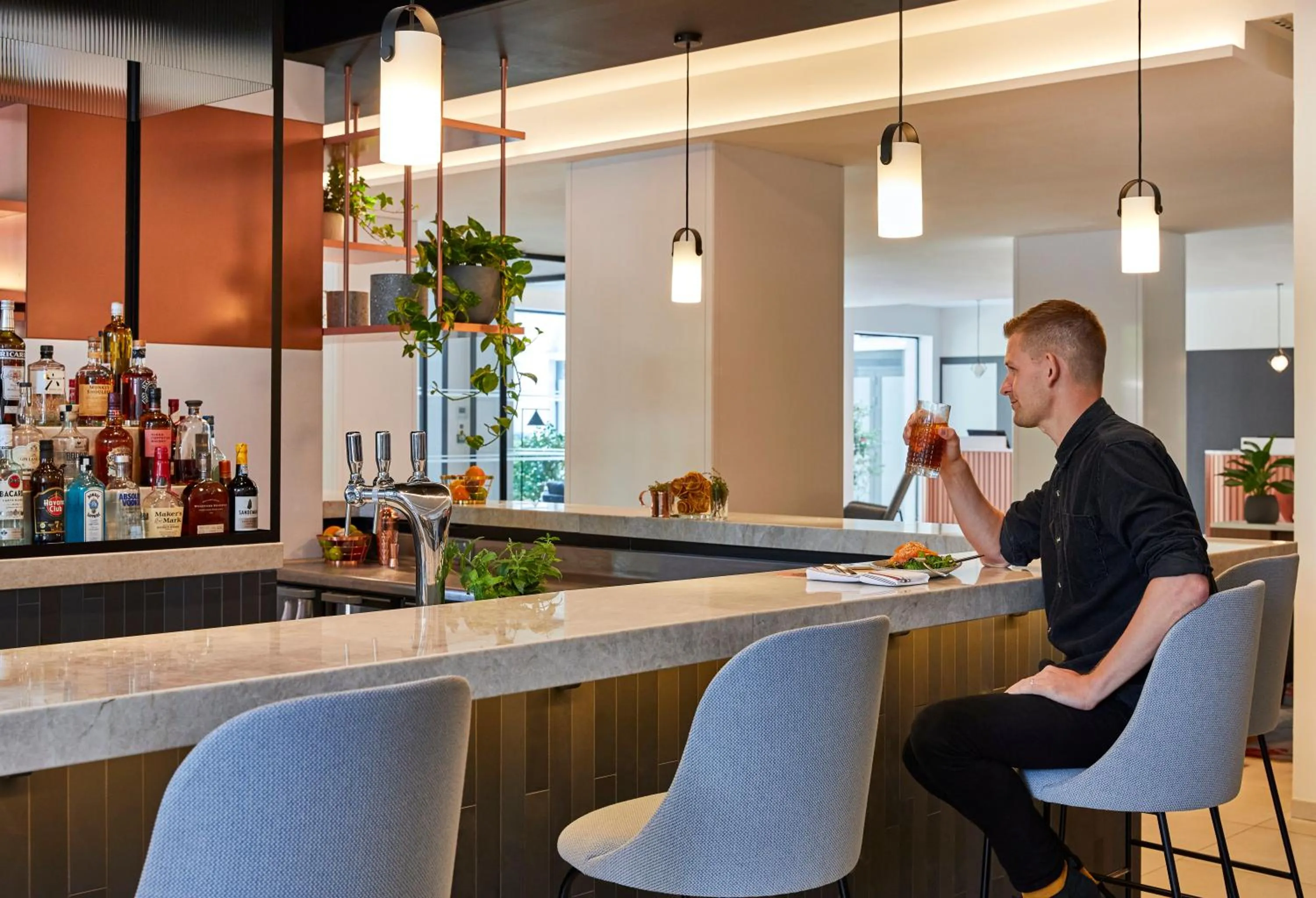 Lounge or bar in Crowne Plaza Paris - Republique by IHG