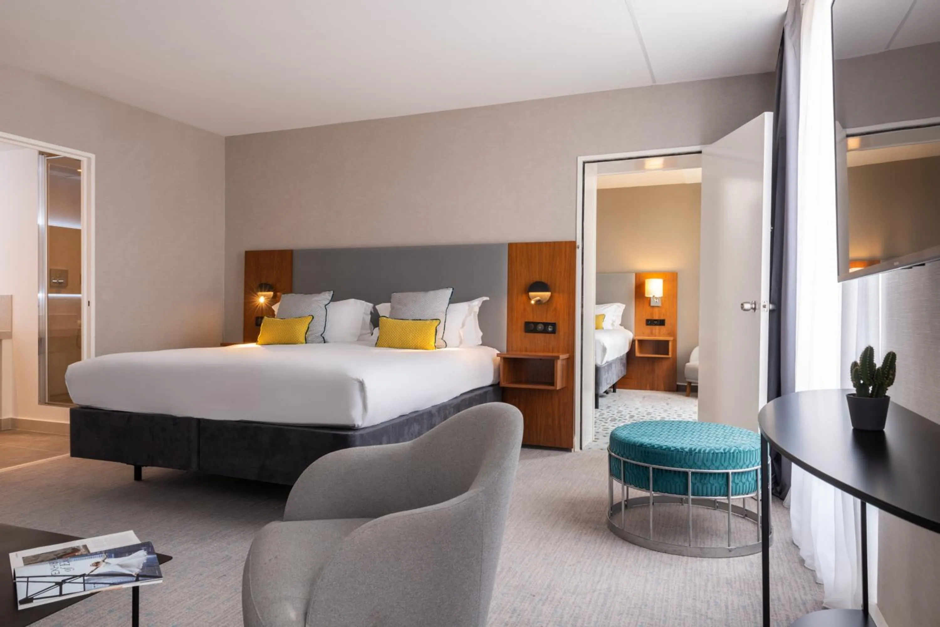 Photo of the whole room, Bed in Crowne Plaza Paris - Republique by IHG