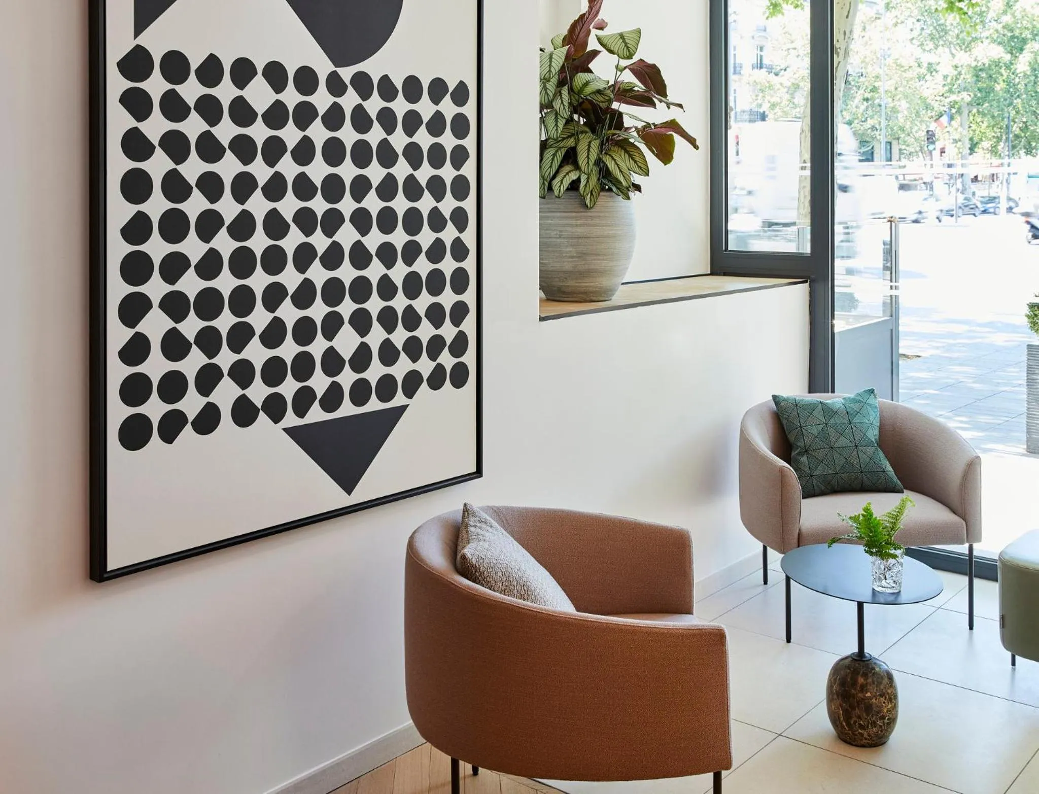 Lounge or bar in Crowne Plaza Paris - Republique by IHG