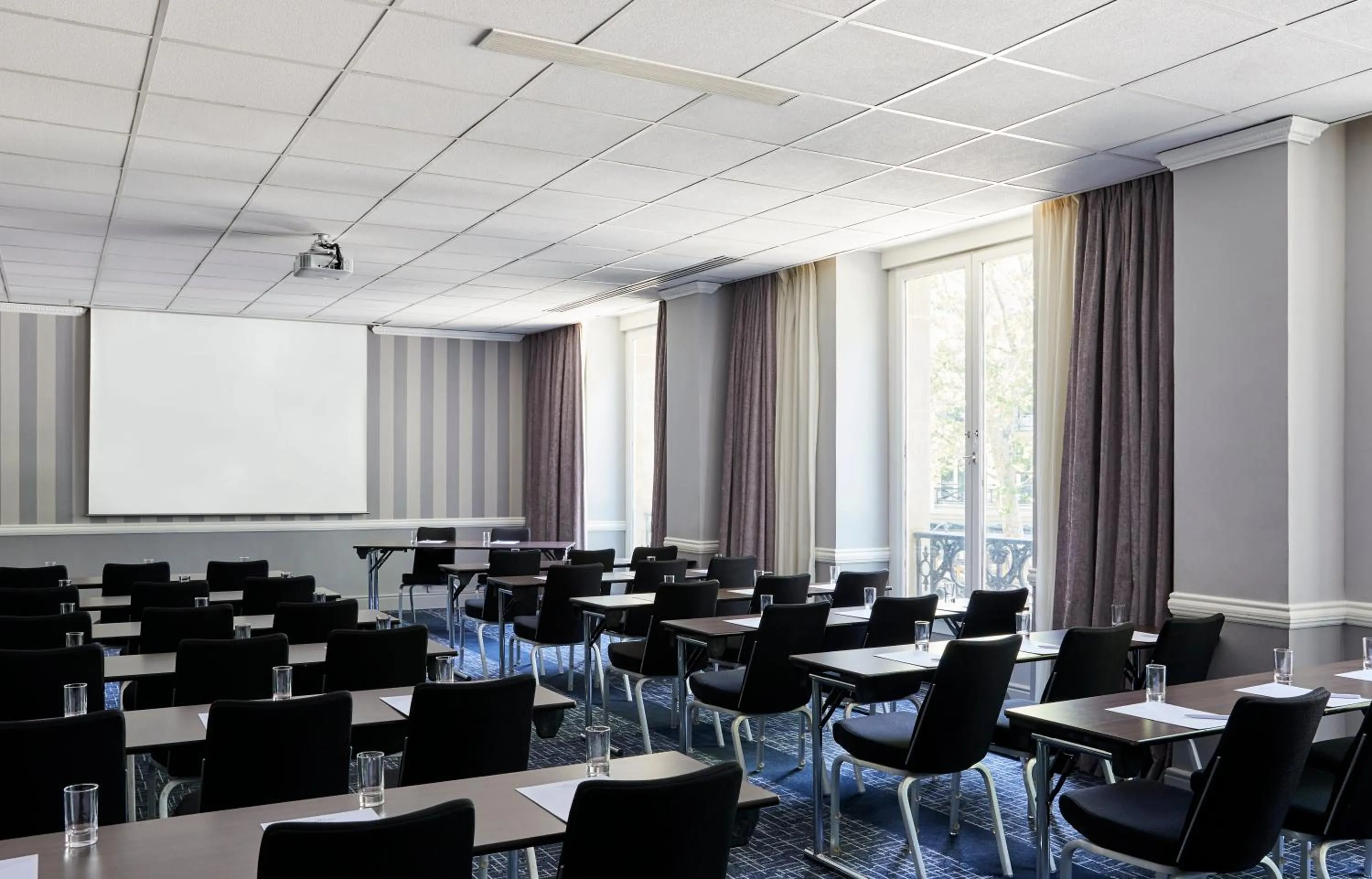 Meeting/conference room in Crowne Plaza Paris - Republique by IHG