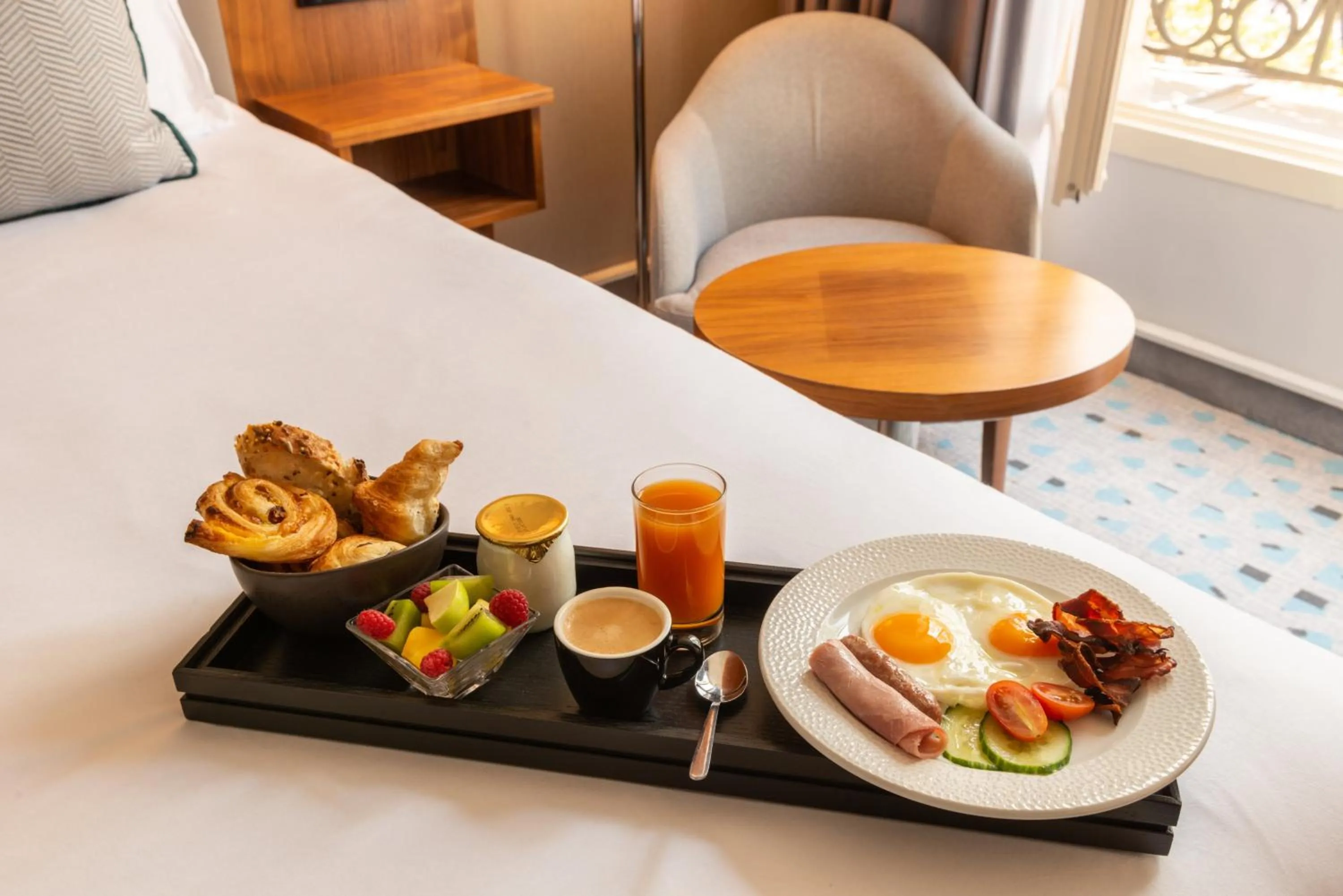 Photo of the whole room in Crowne Plaza Paris - Republique by IHG