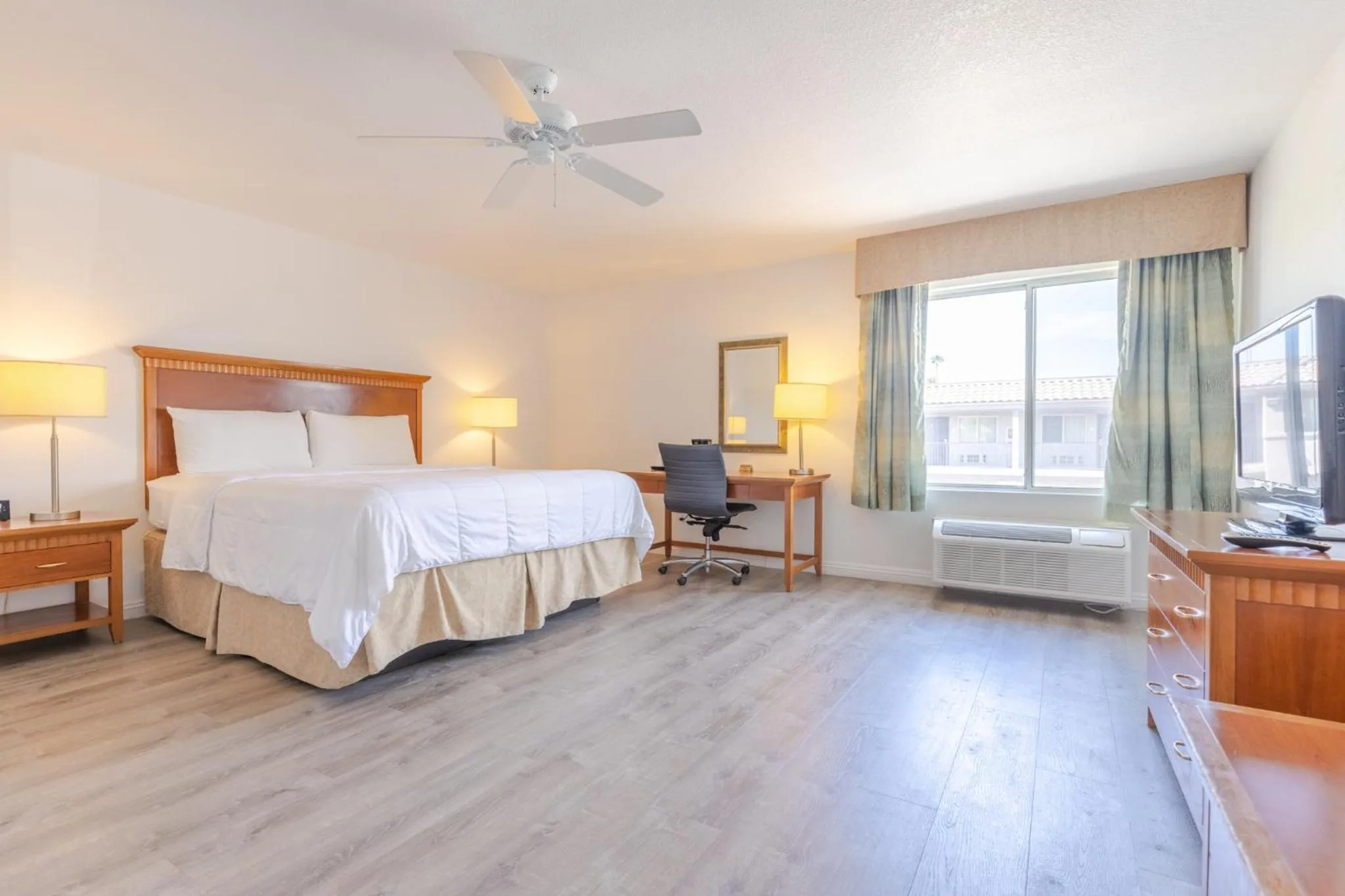 Photo of the whole room, Bed in Brawley Inn