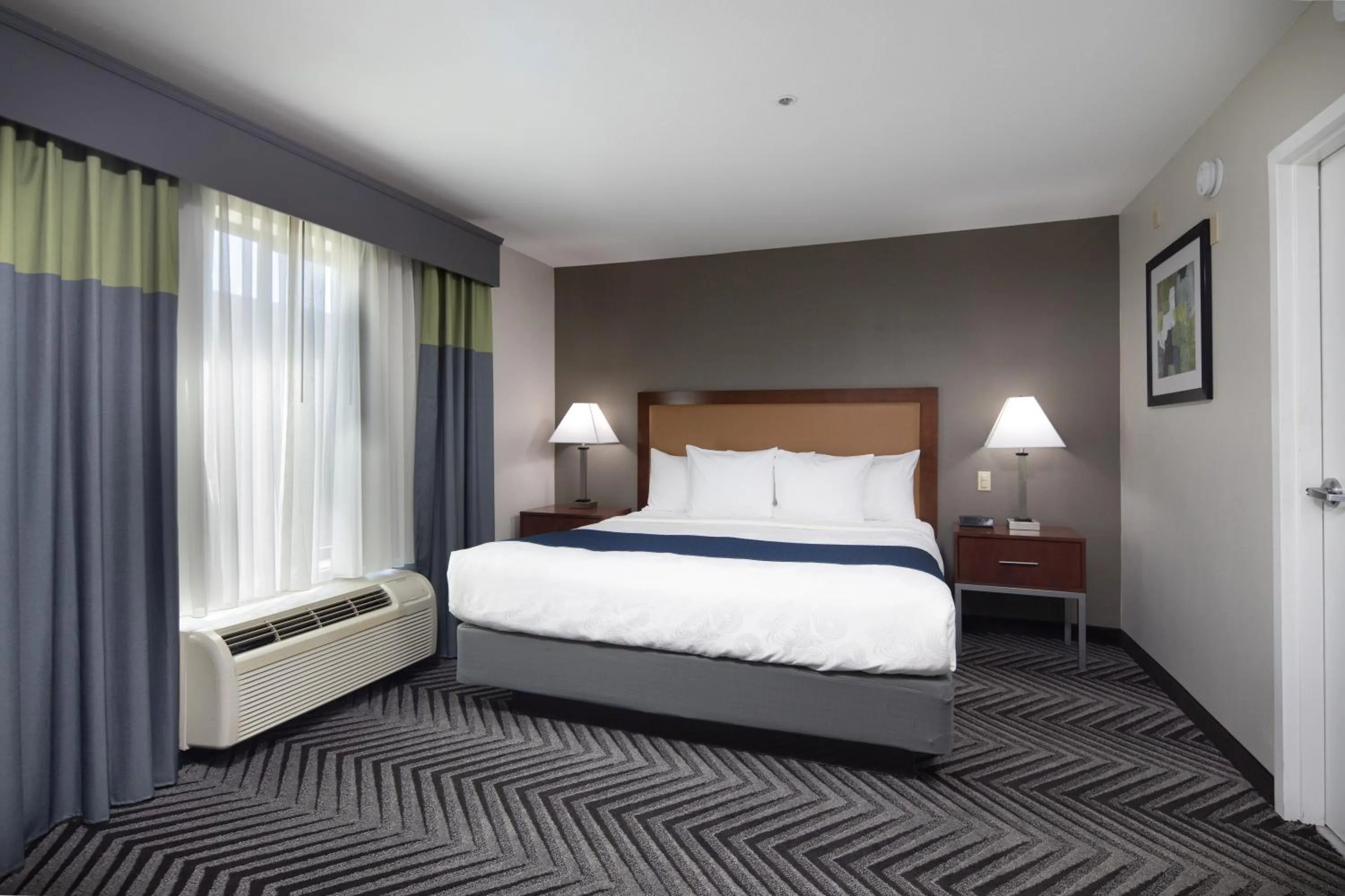 Bed in Best Western Inn & Suites San Mateo - San Francisco Airport