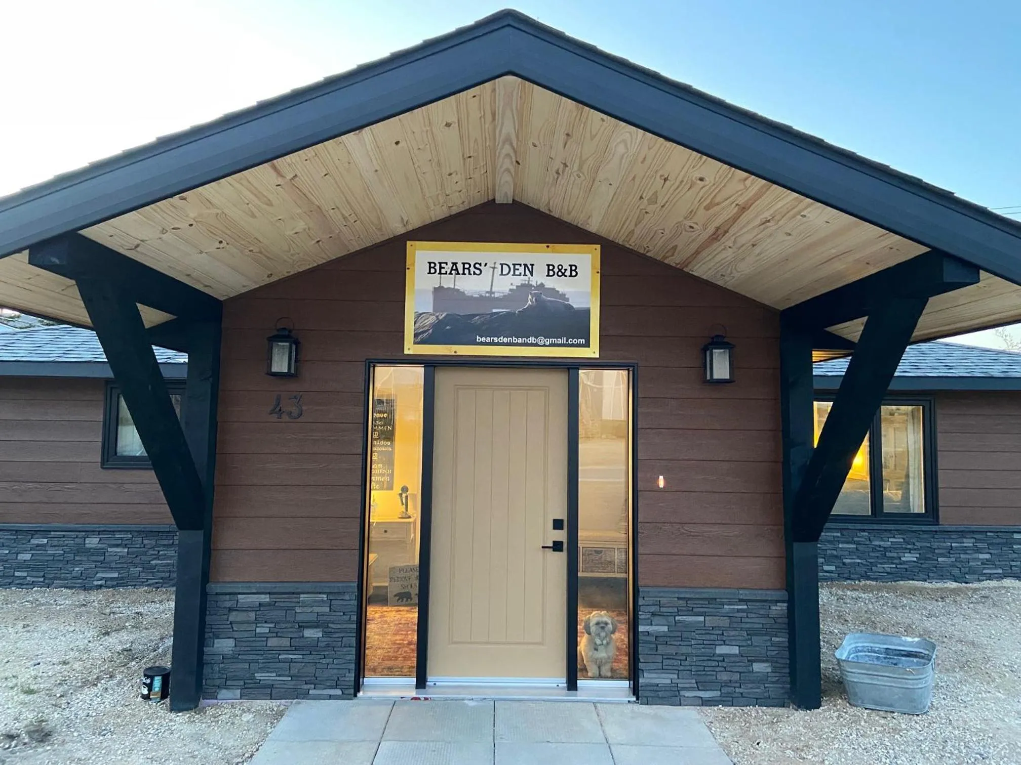 Facade/entrance in Bears Den Guest House