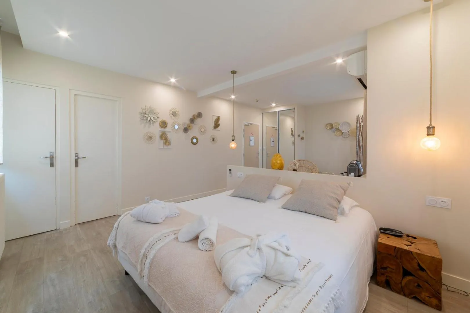 Photo of the whole room, Bed in Cit'Hotel Imperial