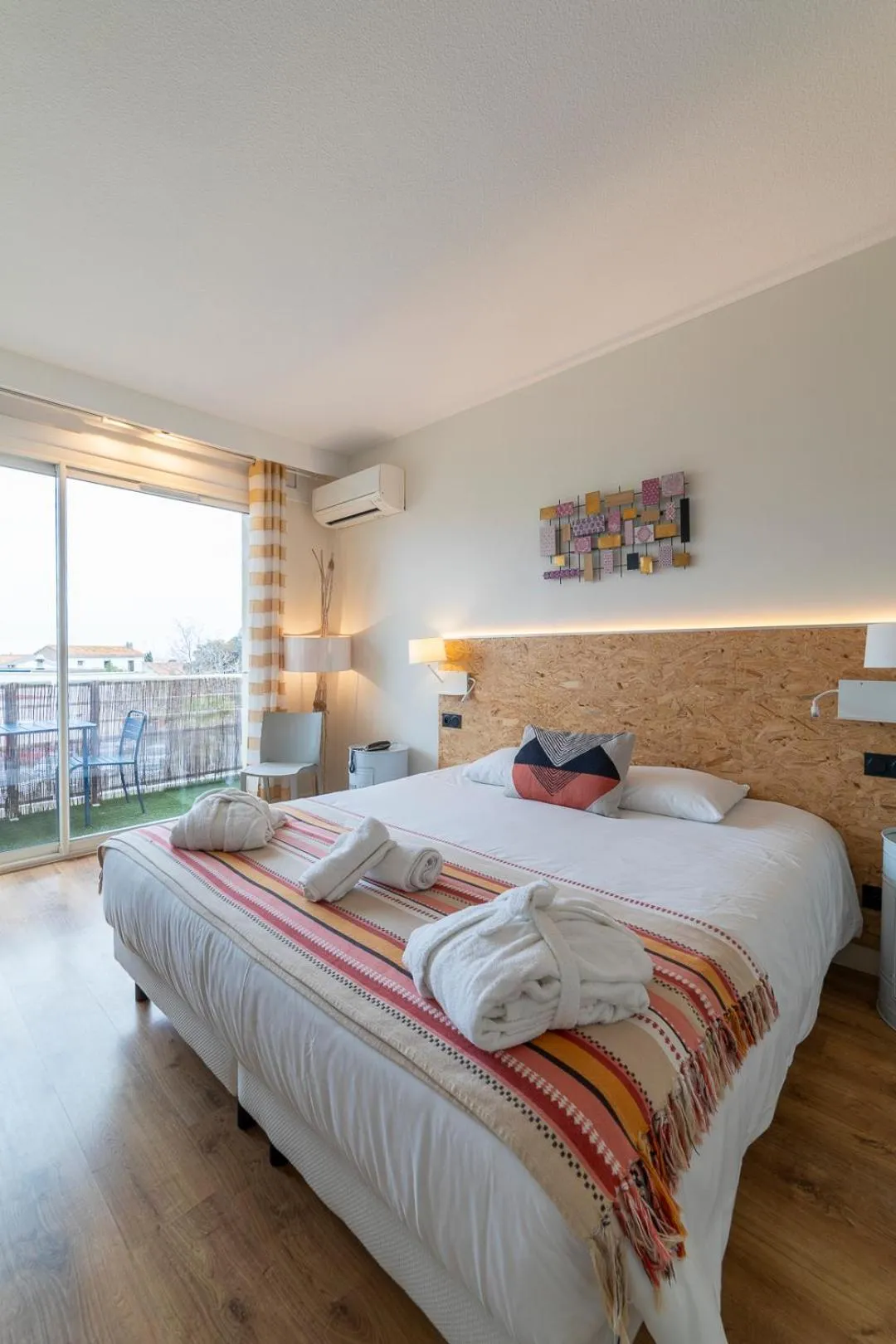 Balcony/Terrace, Bed in Cit'Hotel Imperial