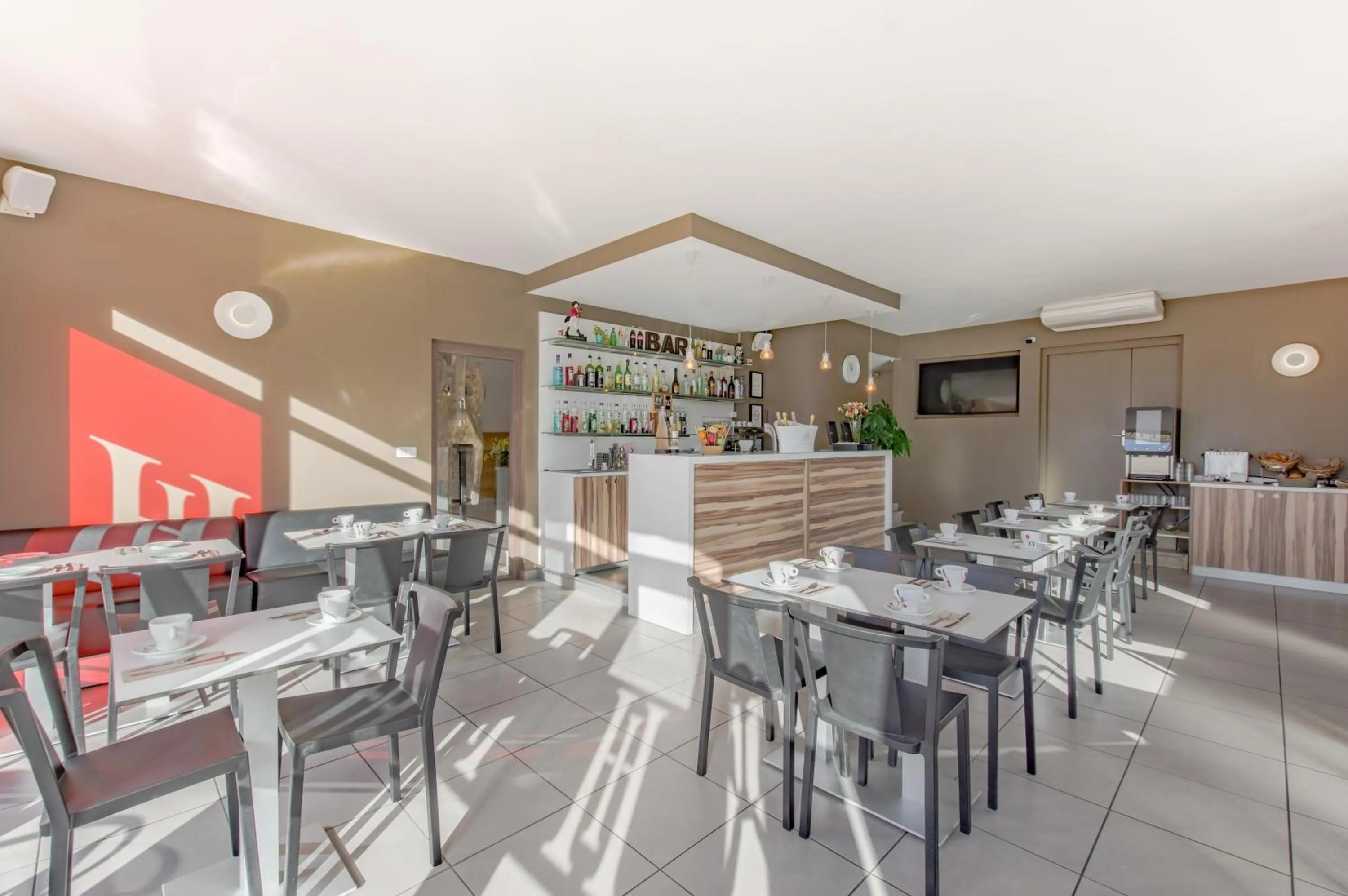 Communal lounge/ TV room in Cit'Hotel Imperial